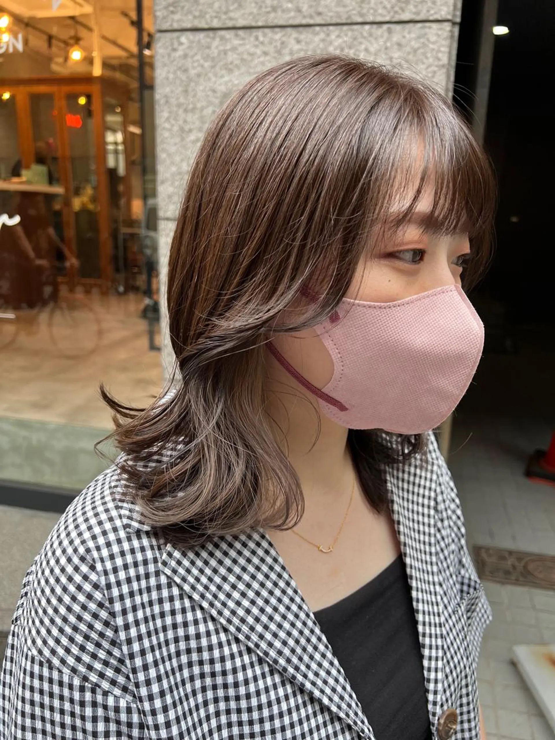 セミロング カラー イヤリングカラー グレージュ カット ヘアカラー ノイシキ サキのヘアスタイル