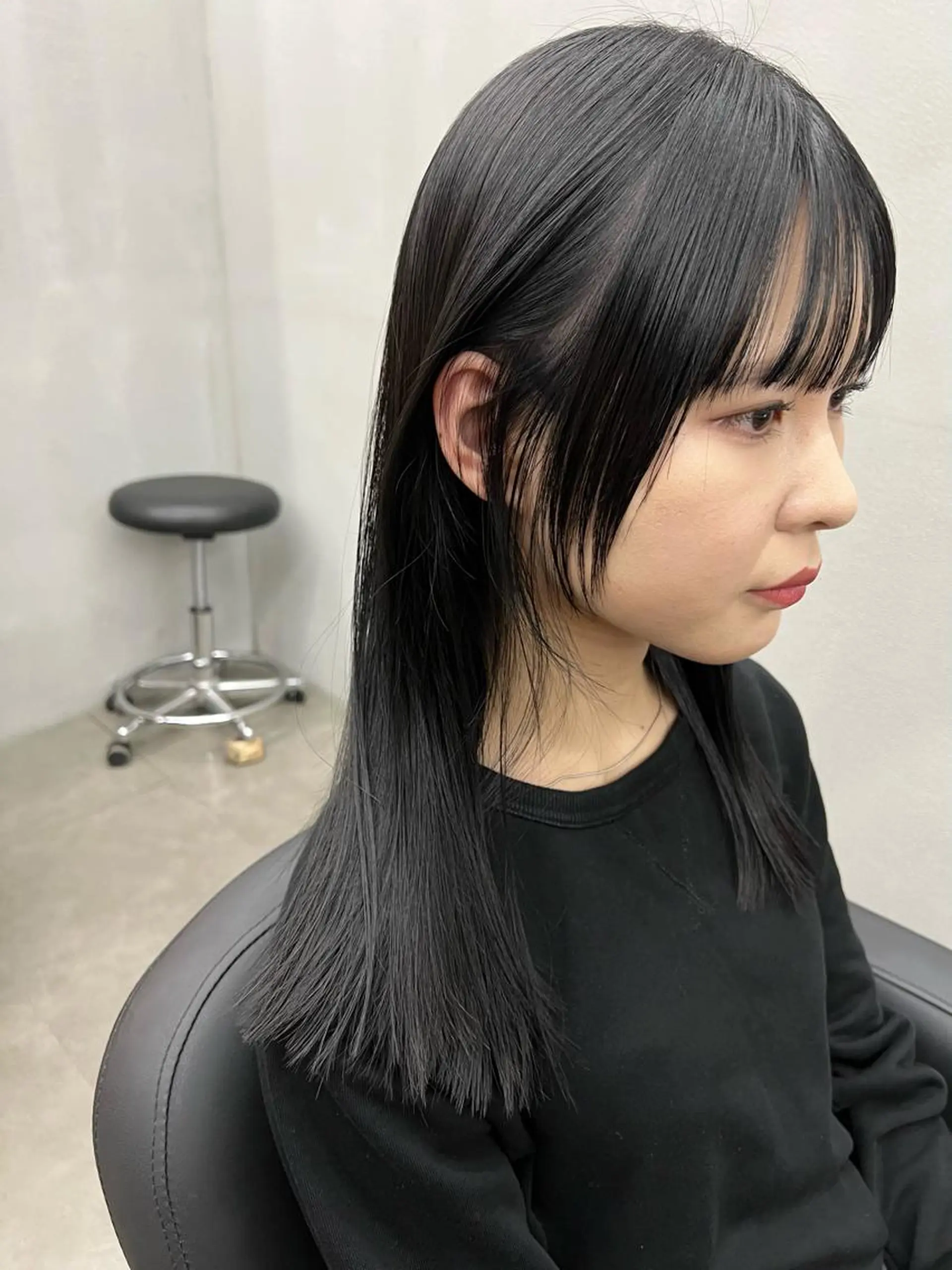 ミディアム カラー 黒髪 ブルーカラー ブルーブラック カット ヘアカラー トリートメント お顔まわりカット🌱 emo.村松泉綺のヘアスタイル
