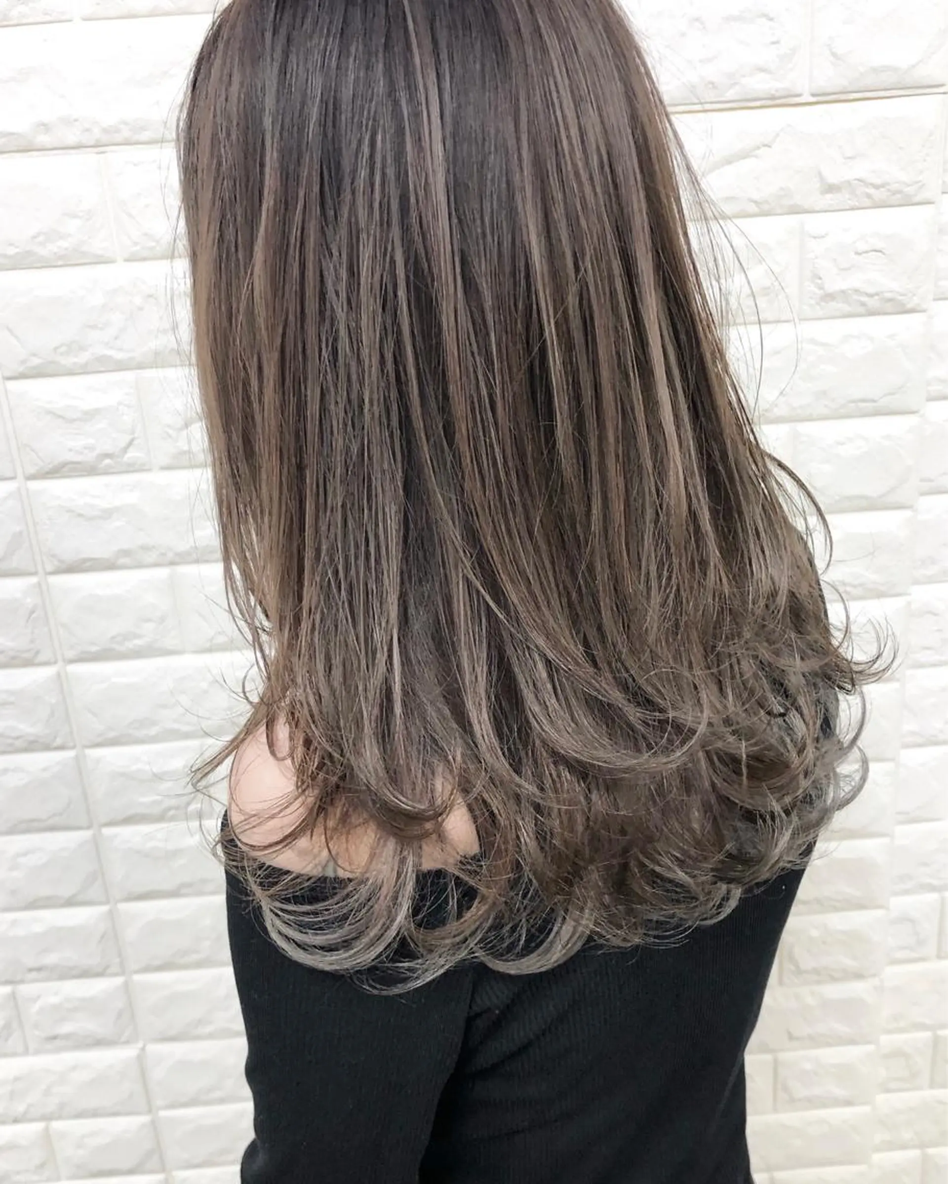 セミロング カラー バレイヤージュ レイヤーカット ヘアカラー トリートメント famille所属・famille ファミーユのヘアスタイル