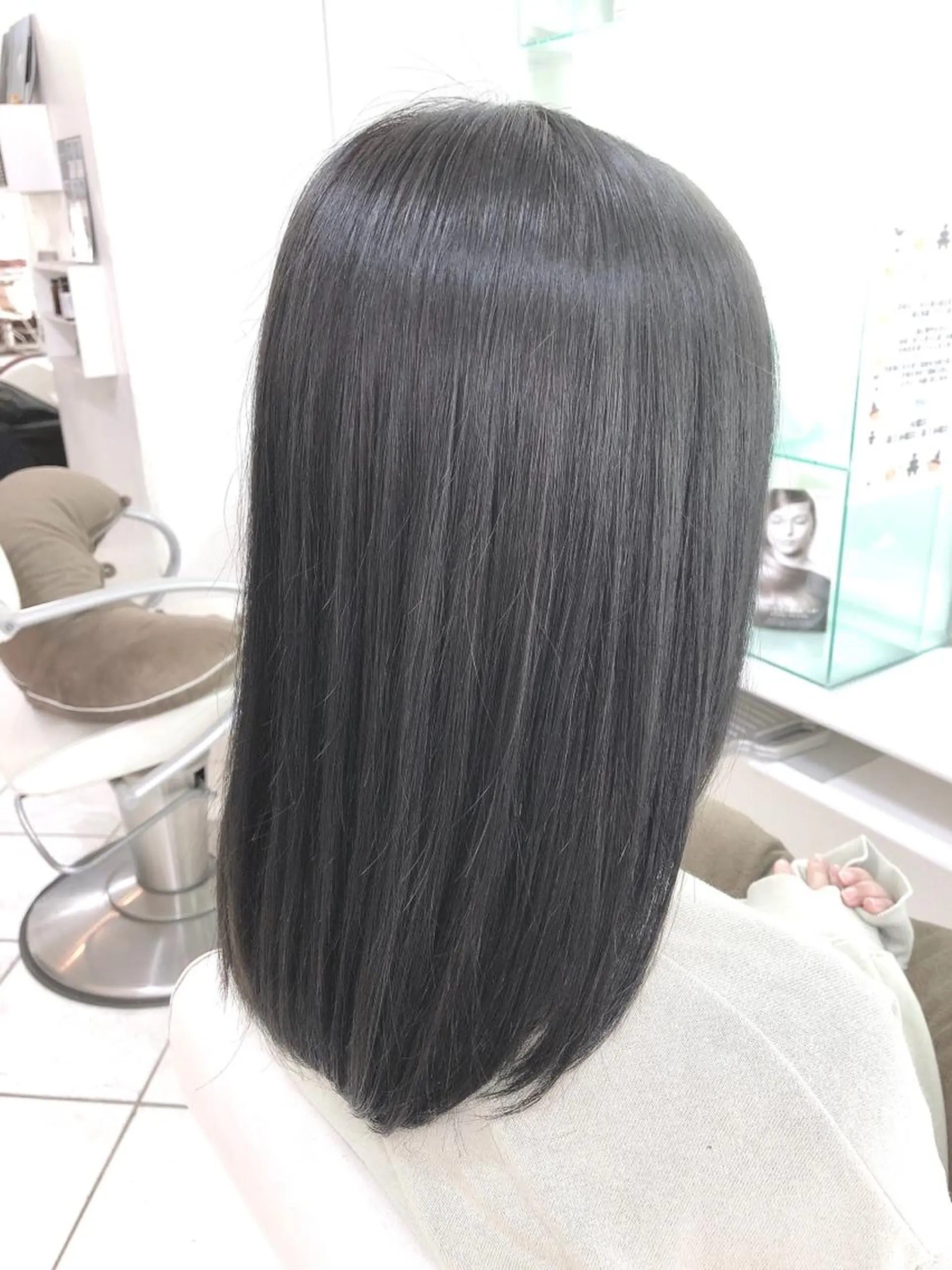 セミロング カラー アッシュ カット ヘアカラー トリートメント 保住 亮太のヘアスタイル