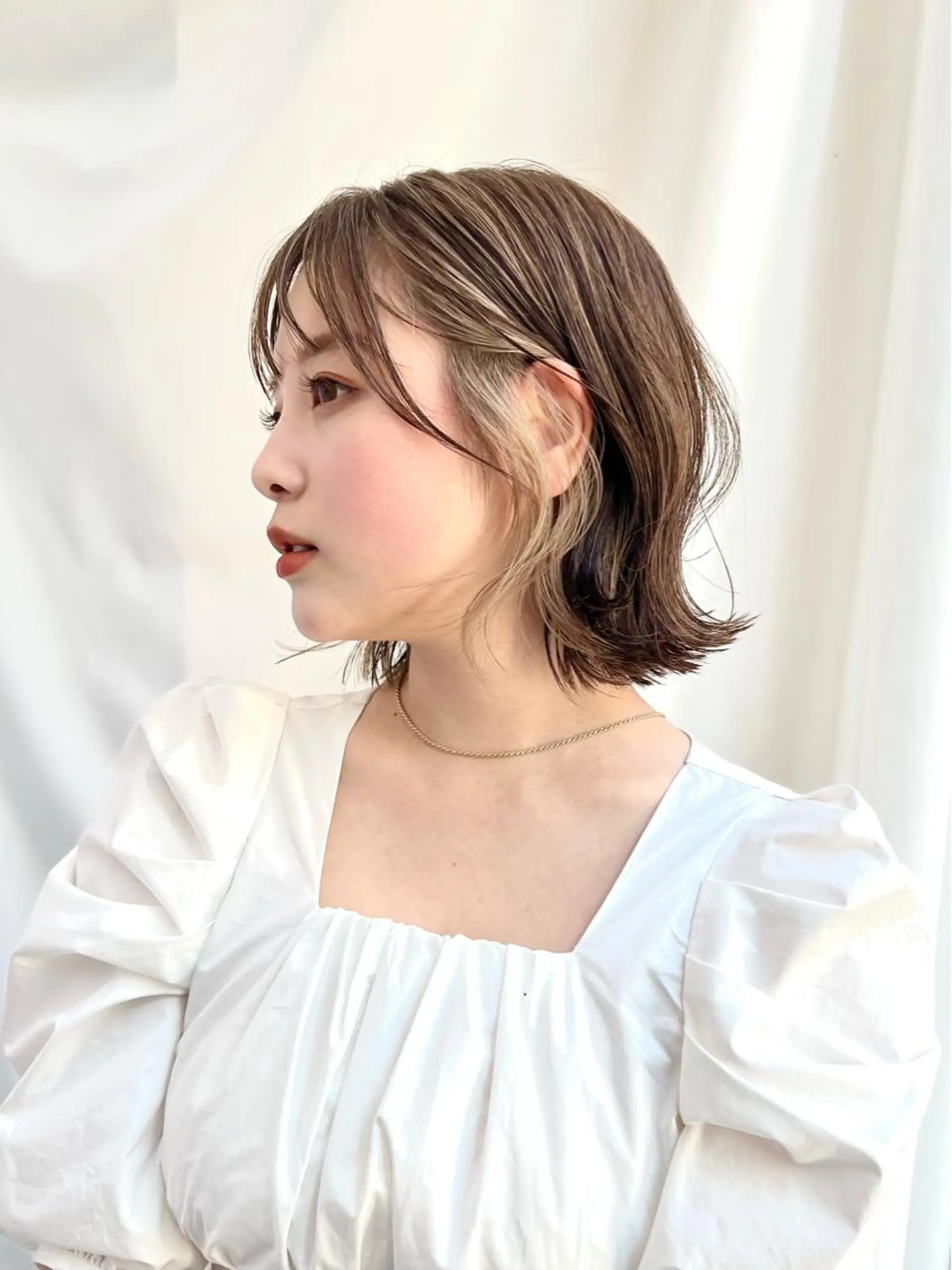 ミディアム カラー 切りっぱなしボブ ベージュカラー ブリーチ グレージュ ボブ ヘアカラー トリートメント ニュアンスレイヤー ハイトーンカラーのヘアスタイル