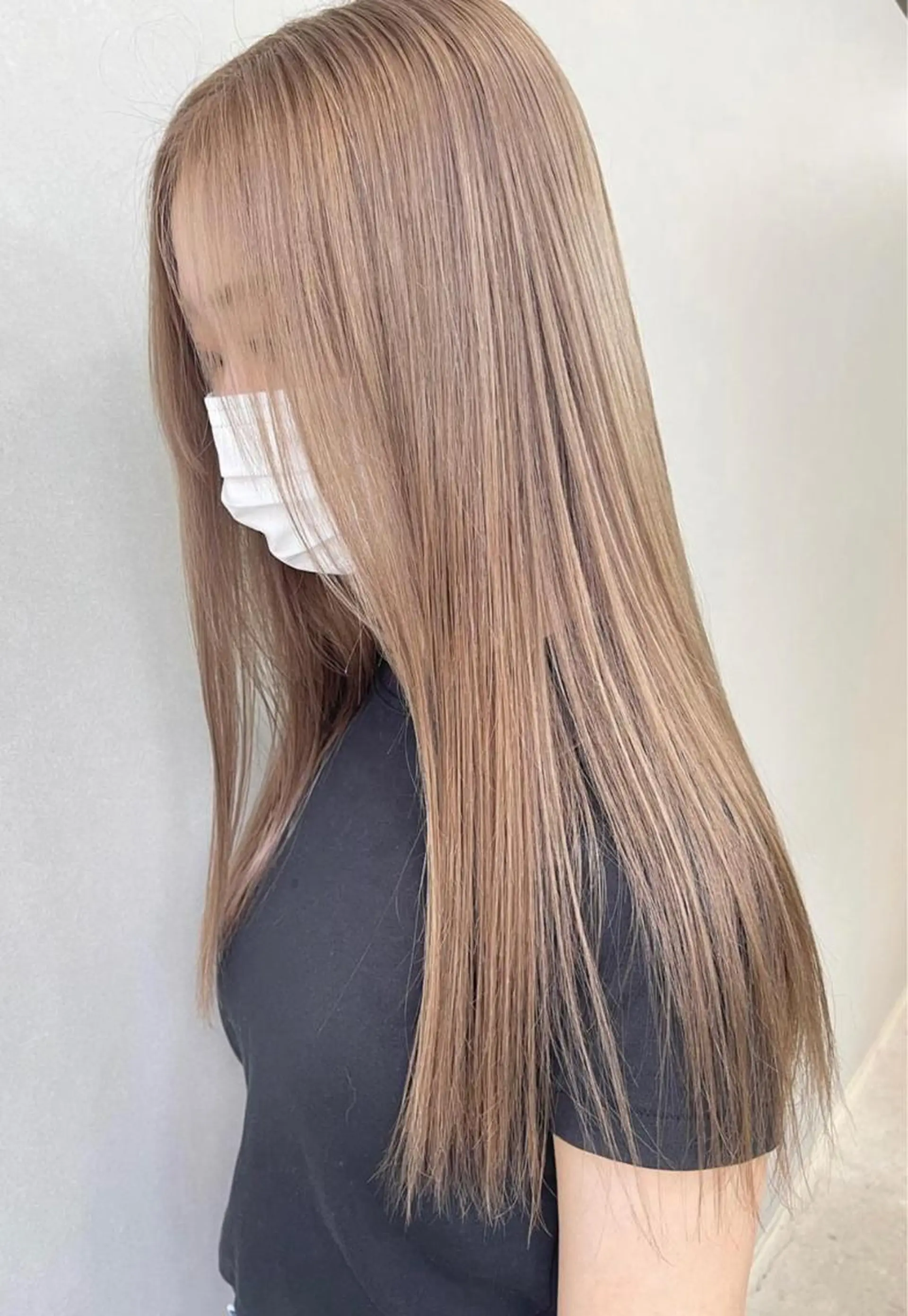 ロング カラー ベージュカラー ブリーチ ミルクティーベージュ くせ毛 髪質改善 Kvell&Co.所属・ハイトーン カラーのヘアスタイル