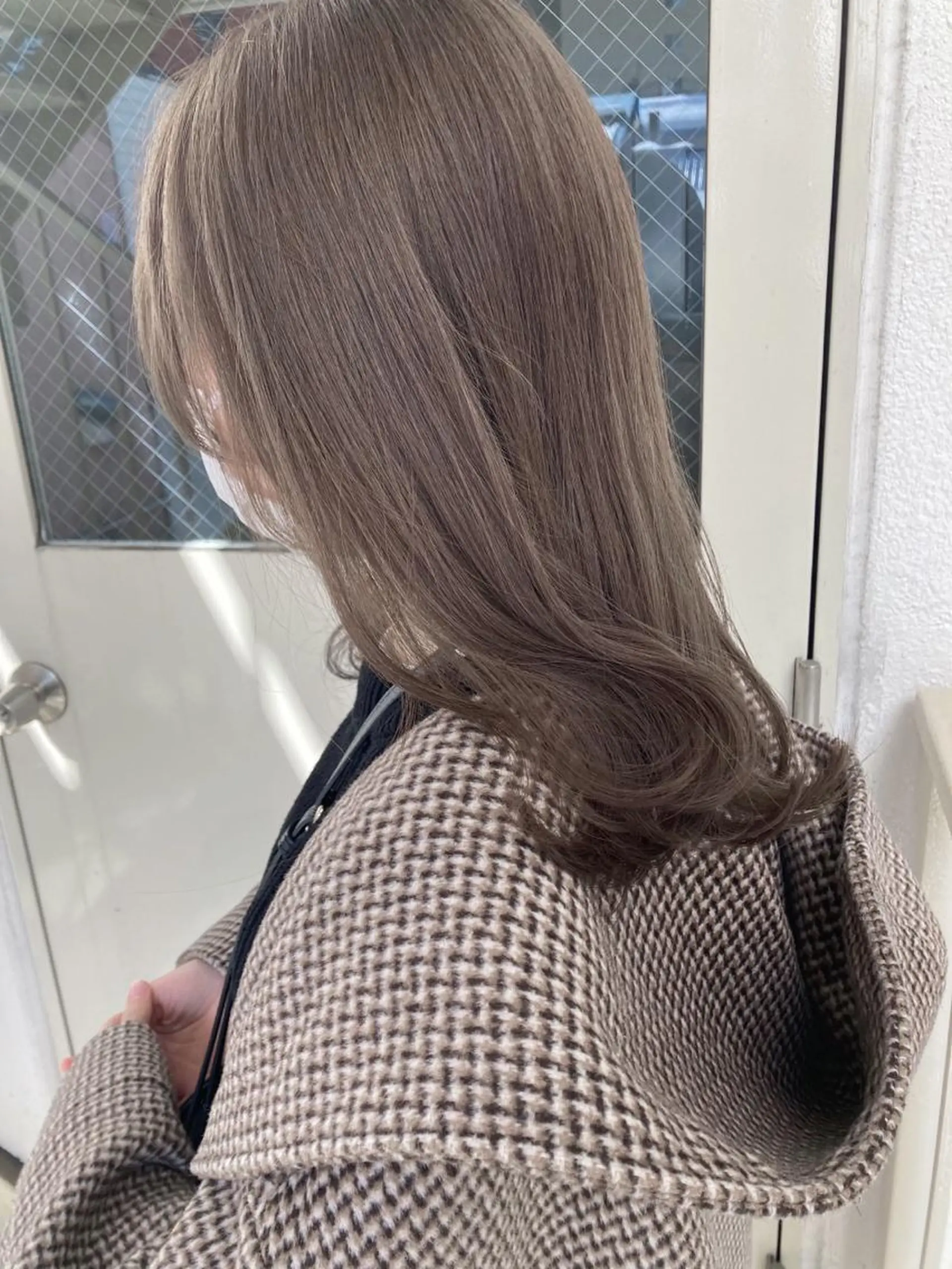 ミディアム アッシュ roka ノゾミのヘアスタイル