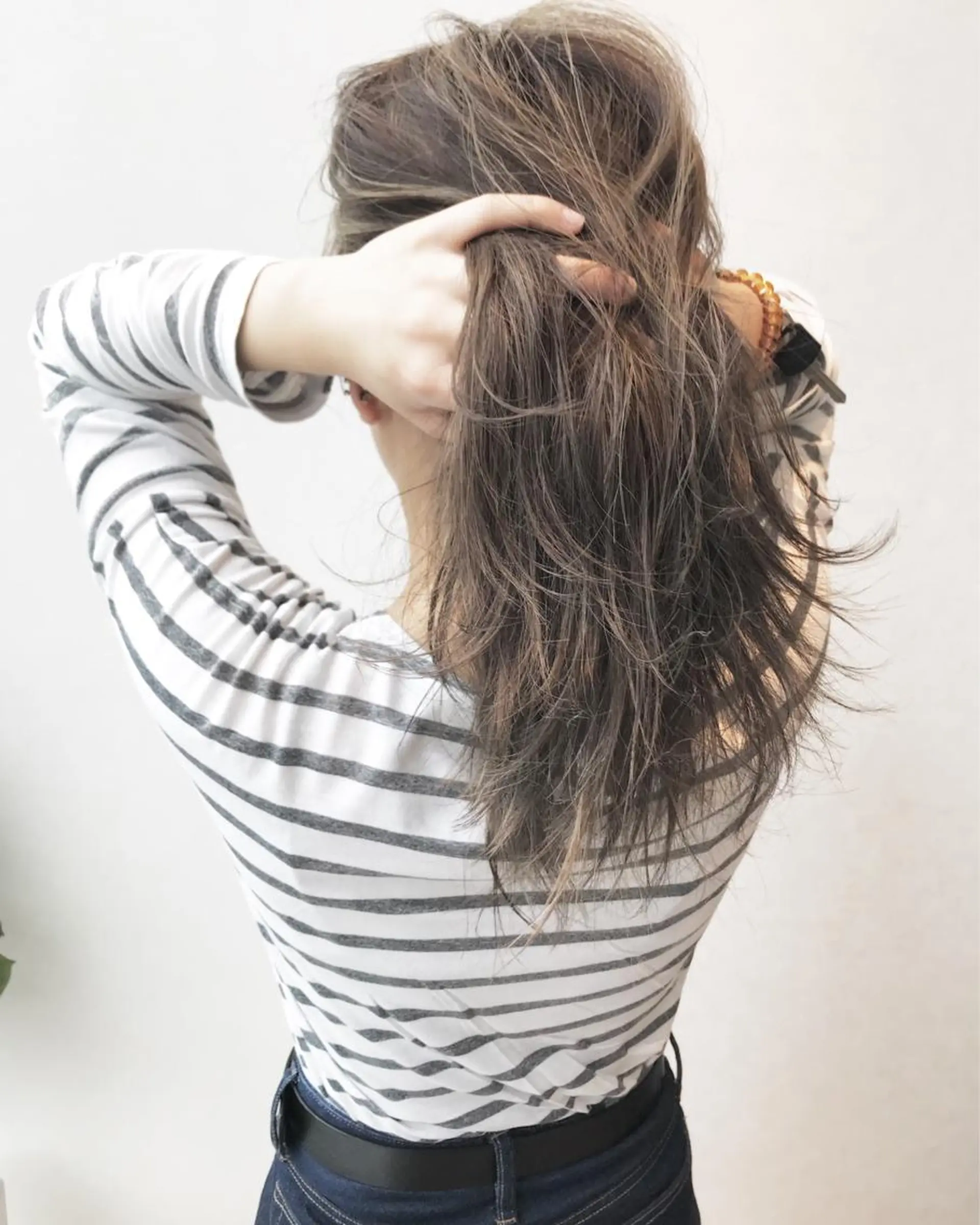 セミロング カラー グレージュ ハイライトカラー ハイライト AGU akariのヘアスタイル