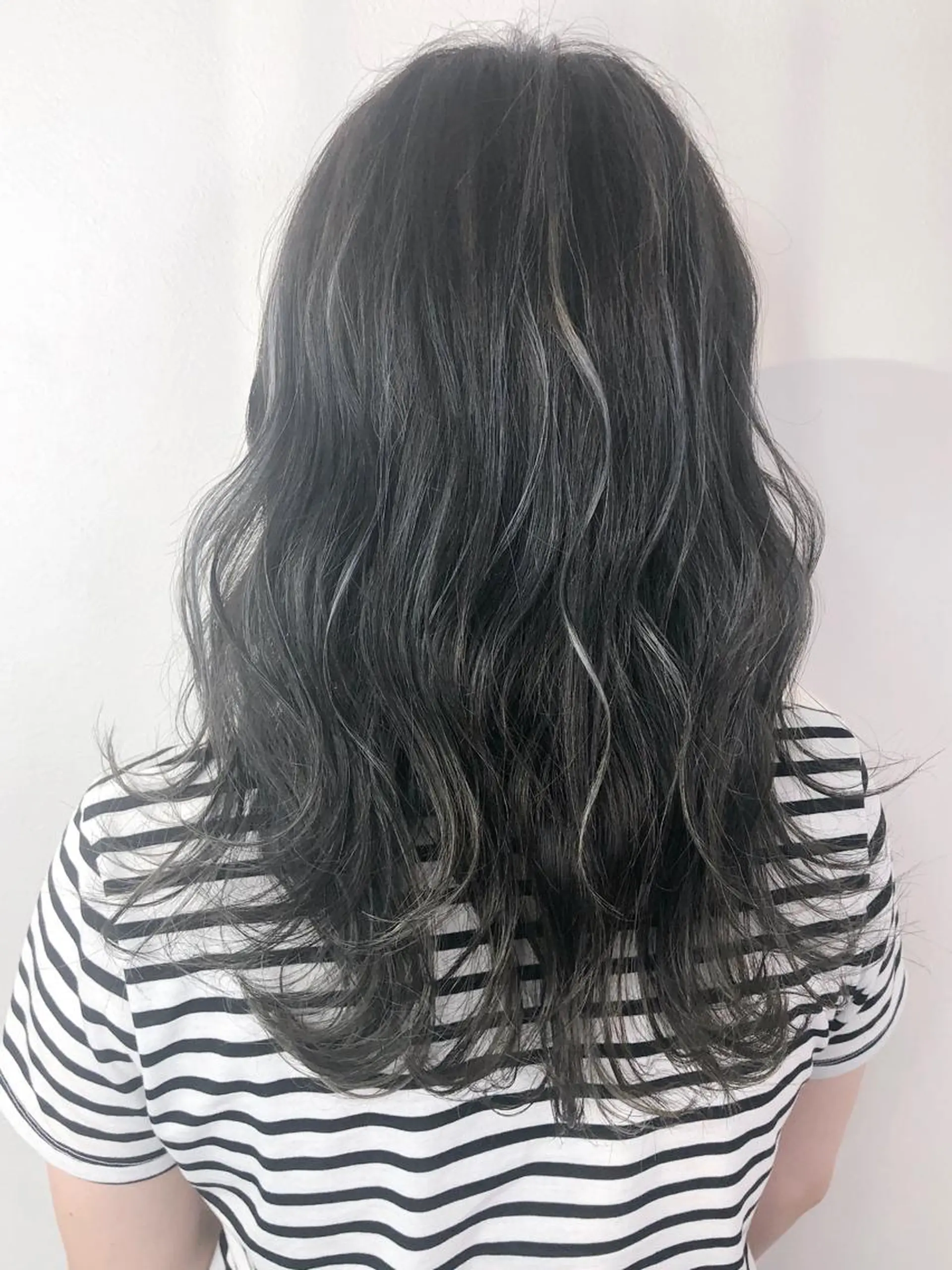 ロング ヘアカラー トリートメント a .のヘアスタイル