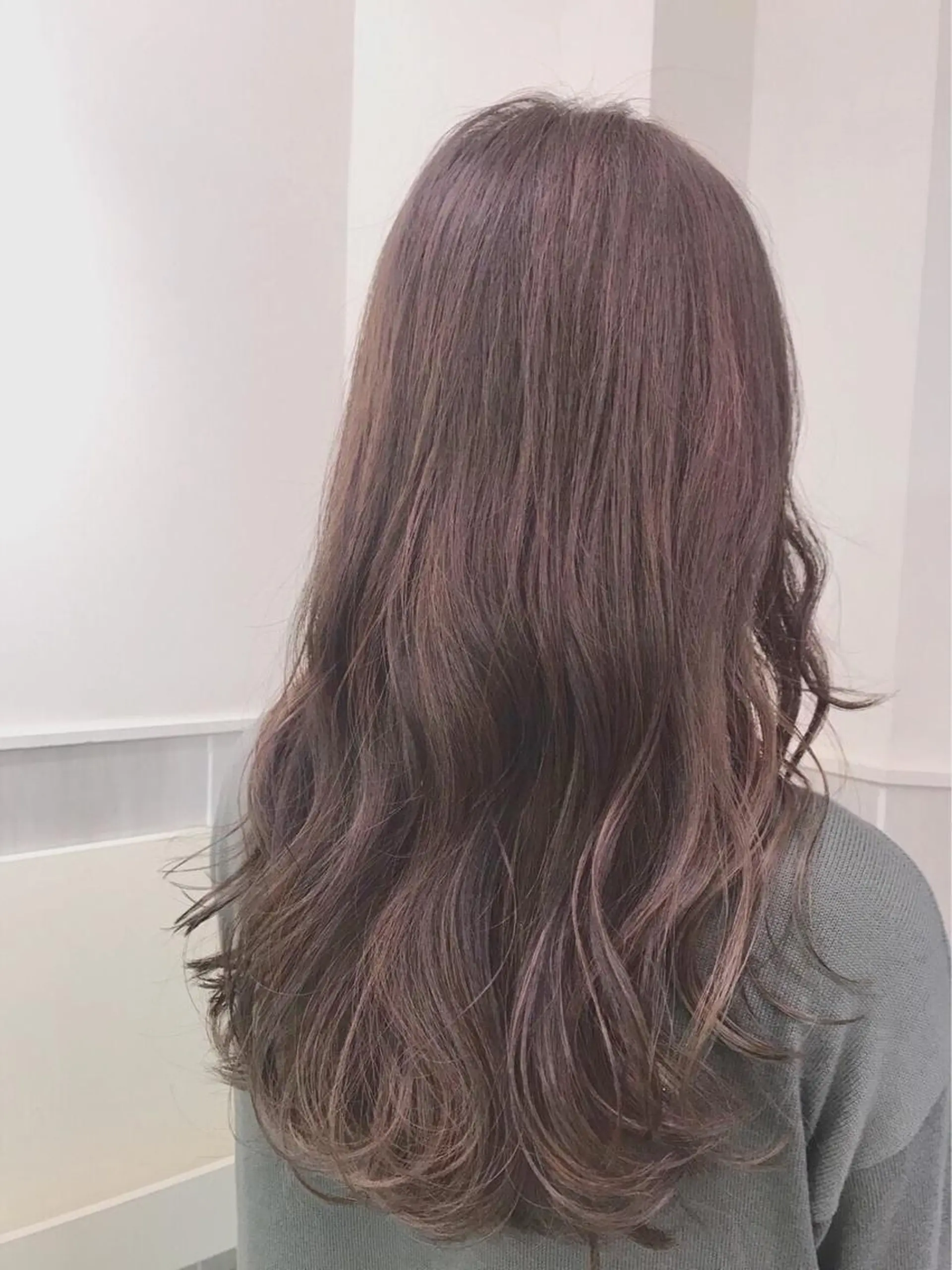 ロング カラー ベージュカラー ブリーチ ラベンダーカラー ラベンダーベージュ カット ヘアカラー 縮毛矯正 トリートメント ぱつっとボブ/ 小野あかねのヘアスタイル