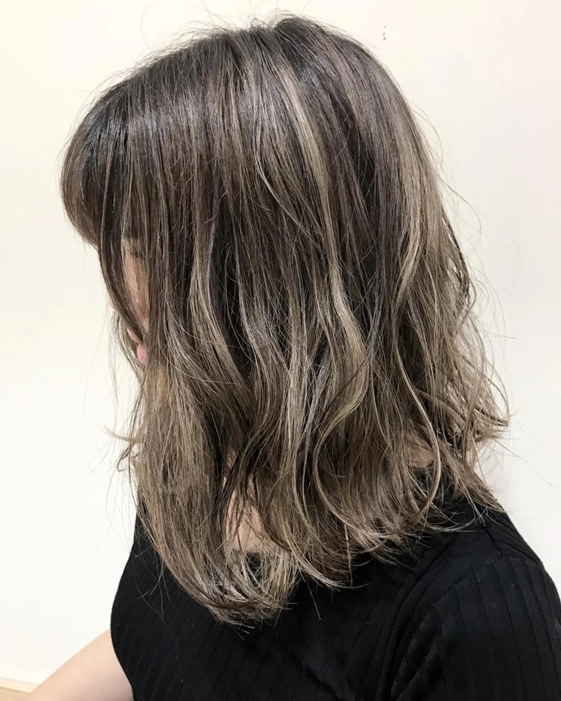 ミディアム カラー グラデーションカラー グレージュ ハイライトカラー ハイライト WONK. ウォンク 心斎橋のヘアスタイル