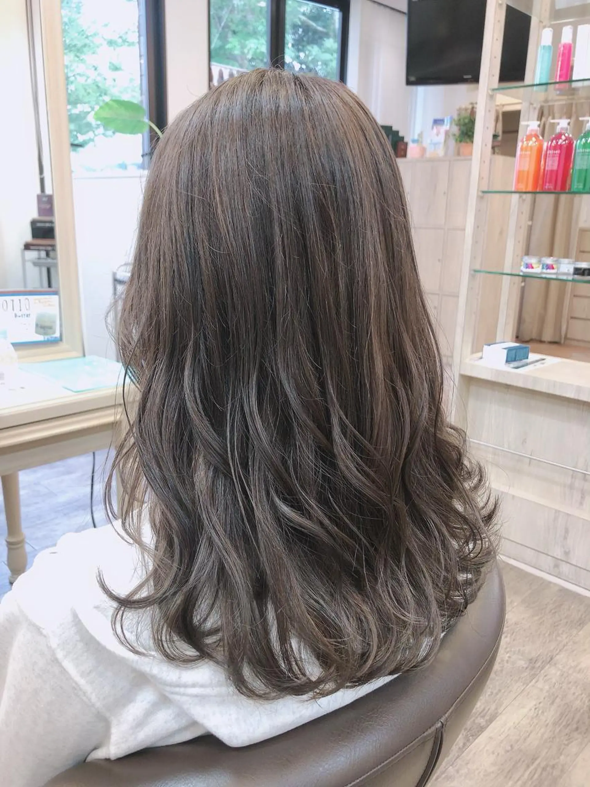 セミロング カラー バレイヤージュ グレージュ レイヤーカット ヘアカラー 尚平 髪質改善 大人のデザインカラーのその他イメージ