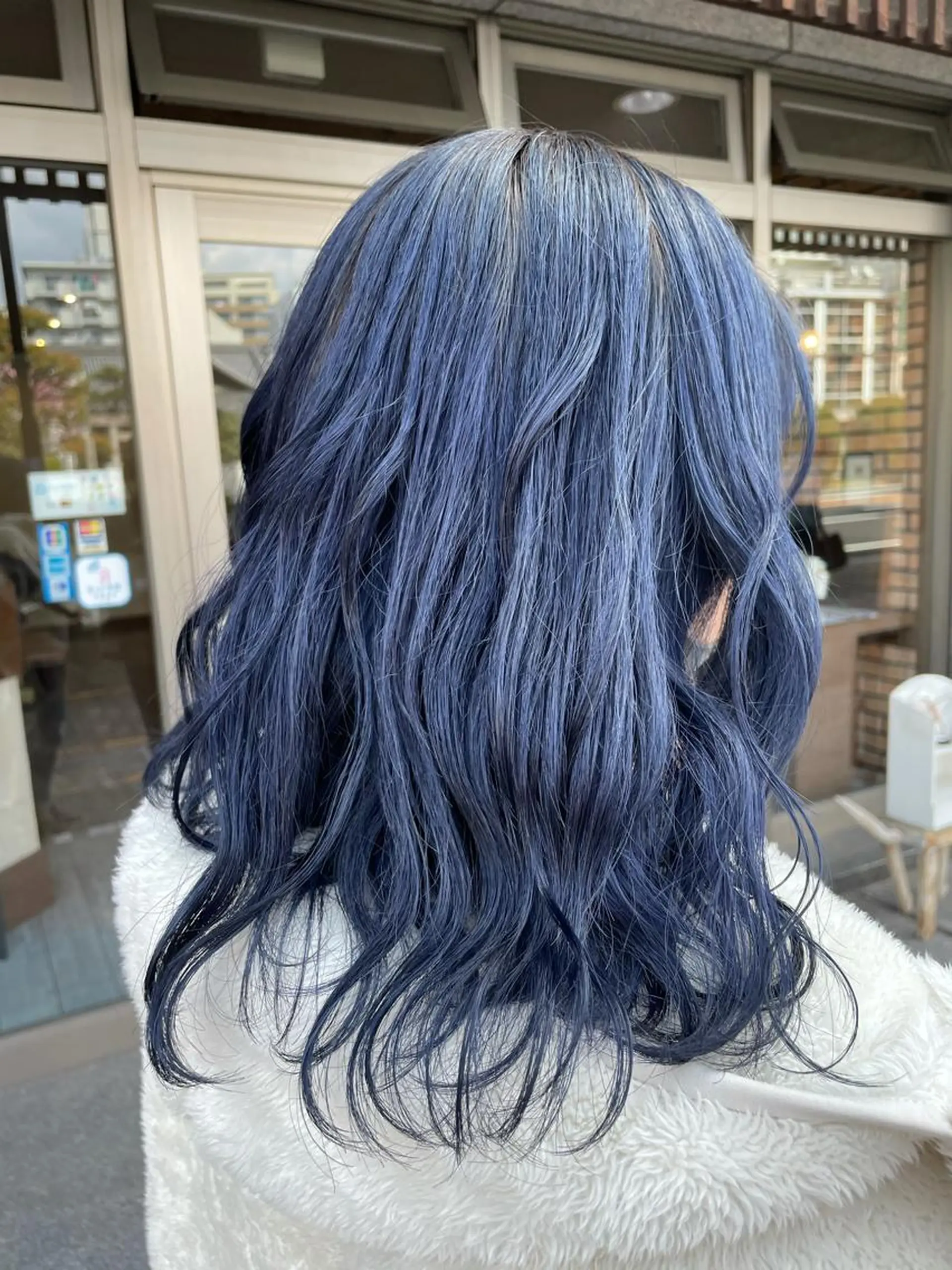 ミディアム カラー アッシュ ブリーチ ブルーカラー ブルーアッシュ ダブルカラー イワタ マハ/ minim hairのヘアスタイル