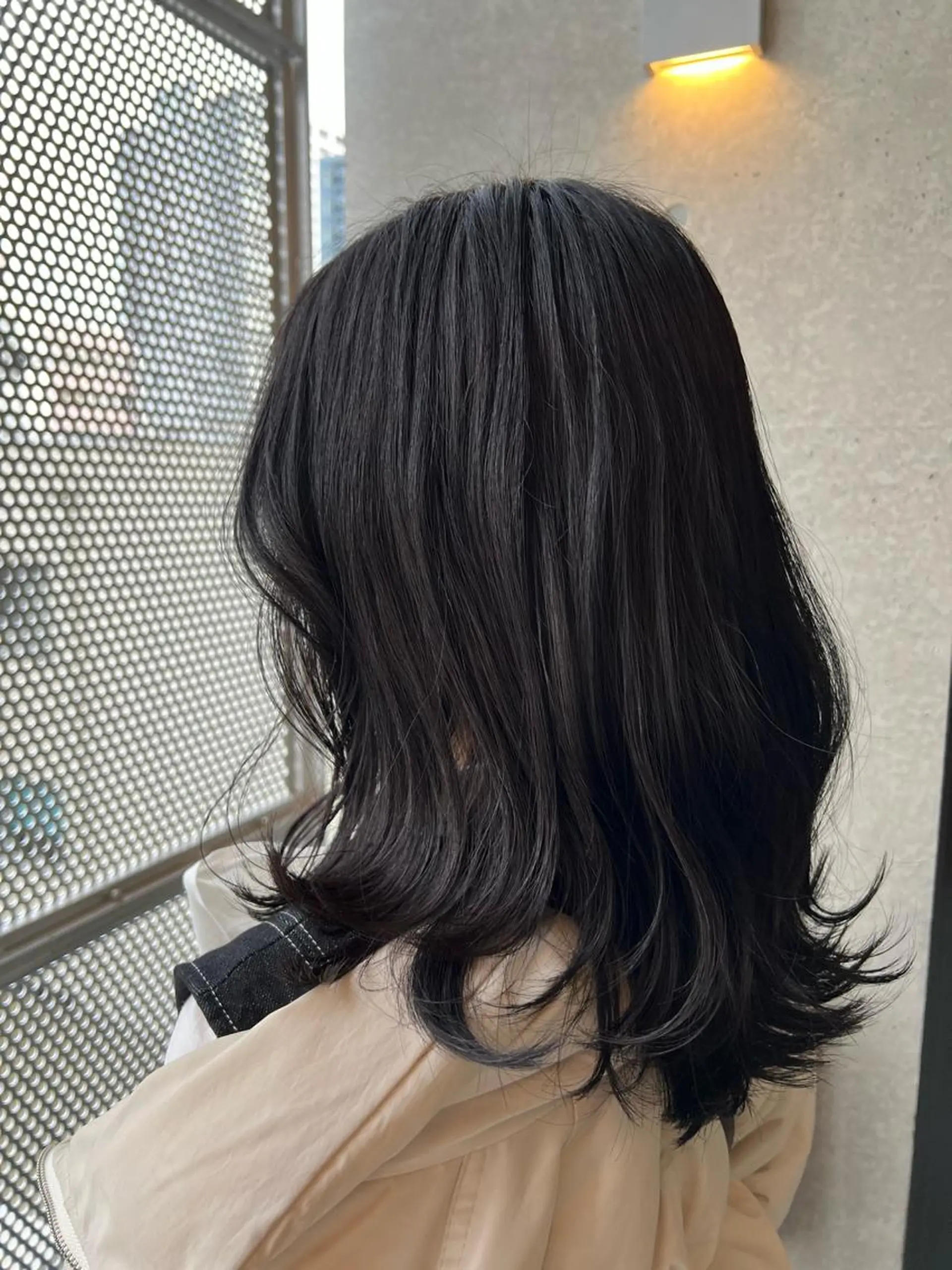 ミディアム カラー 黒髪 グレーブラック 韓国風ヘア ヘアカラー トリートメント DEST所属・吉野 瑳桜のヘアスタイル