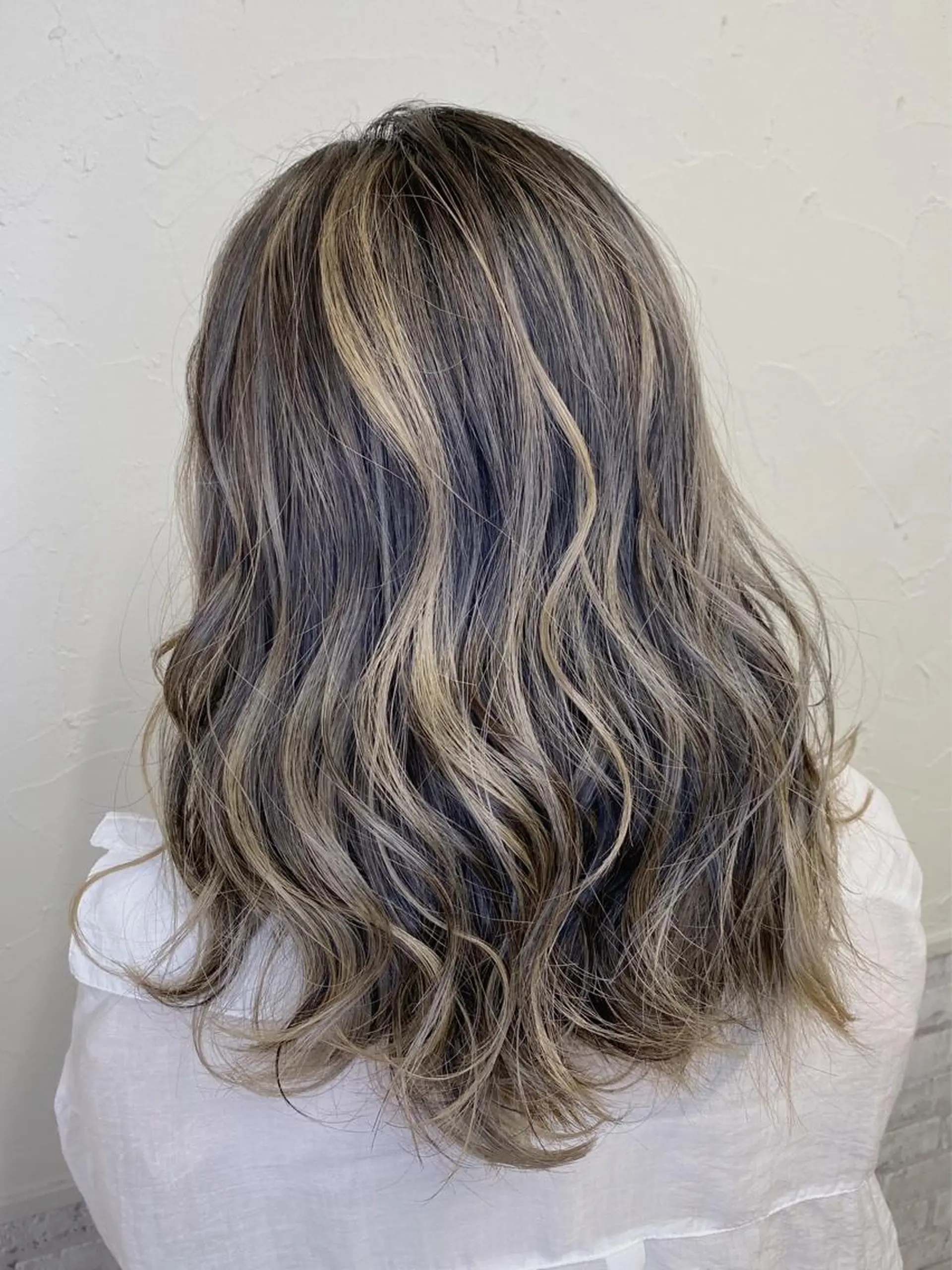 ミディアム カラー ミディアムパーマ グレージュ ハイライトカラー ネイビーカラー 外国人風カラー 髪質改善特化❇️ ストウシンゴのヘアスタイル