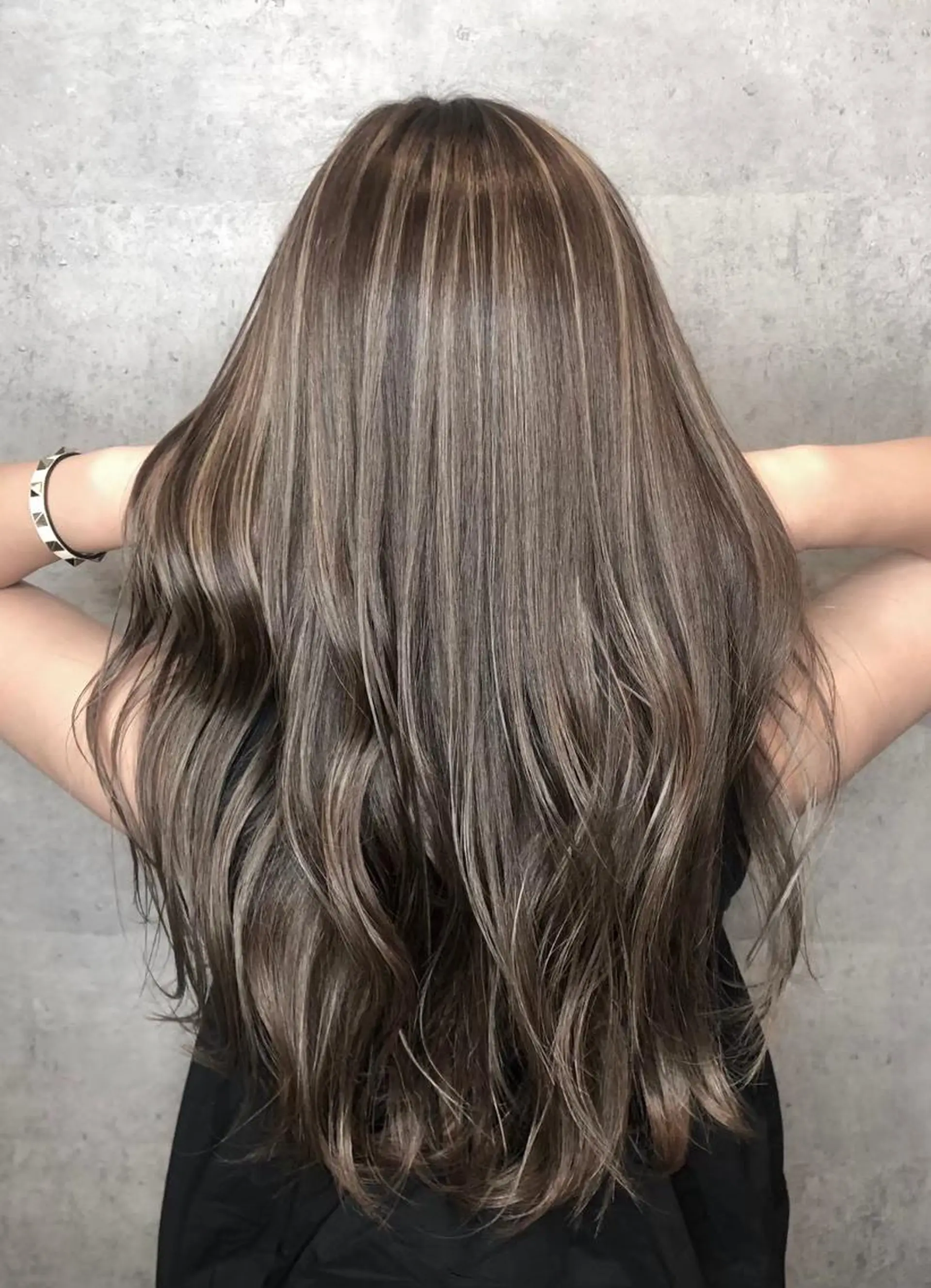 ロング ボブ 斜めバング 外国人風カラー 伸ばしかけ ハイライト カット ヘアカラー トリートメント ＿WHITE鳳店 アンダーバーホワイトのヘアスタイル