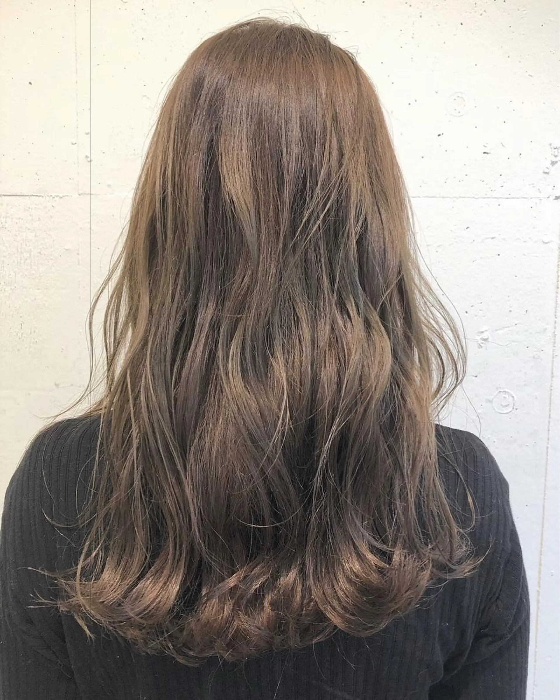 ロング カラー グレージュ イルミナカラー 外国人風カラー Amber所属・山形 光輪子のヘアスタイル