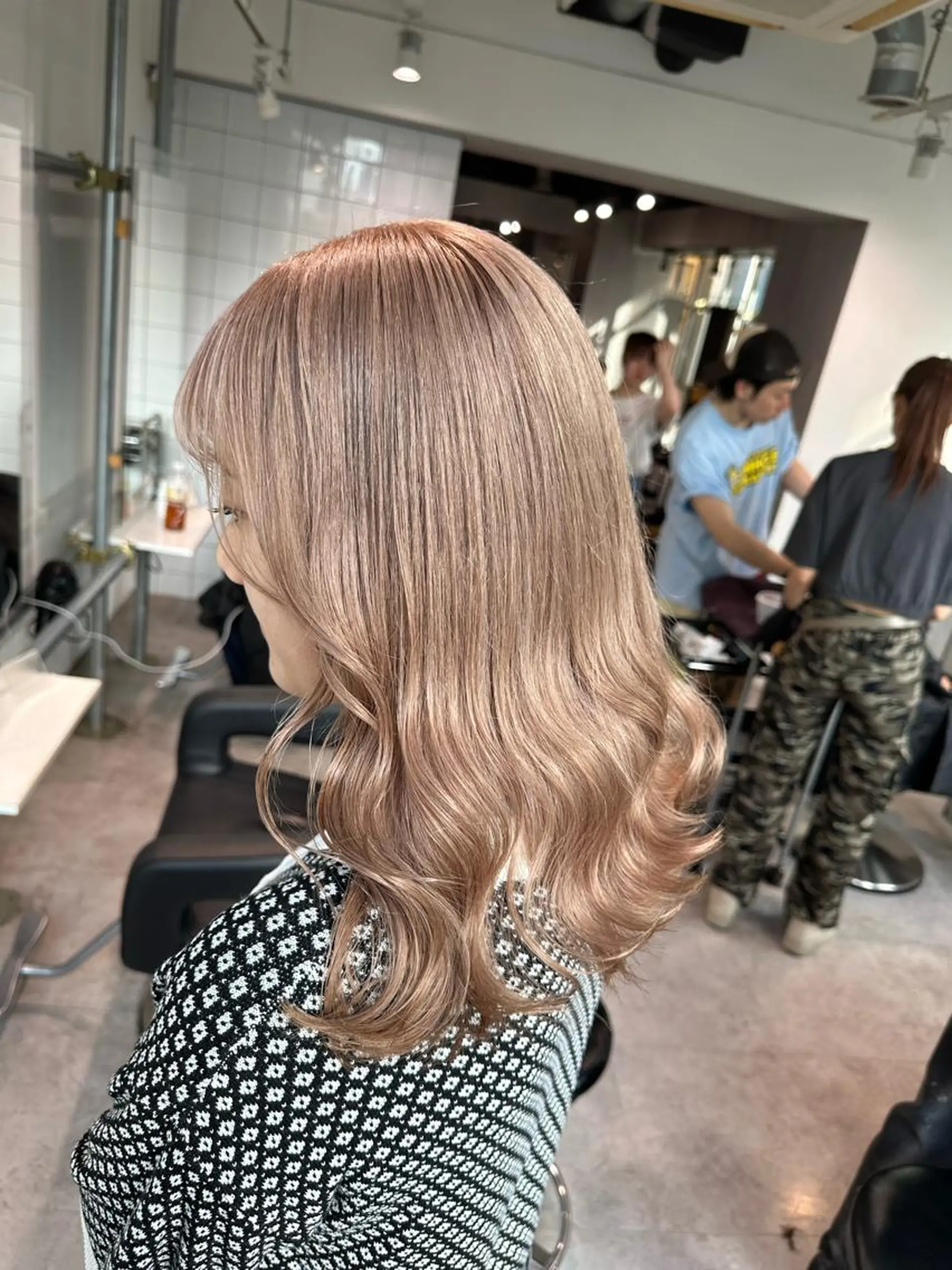 ミディアム カラー ベージュカラー ブリーチ ミルクティーベージュ くすみミルクティー/ ブラウン🪡TOWAのヘアスタイル