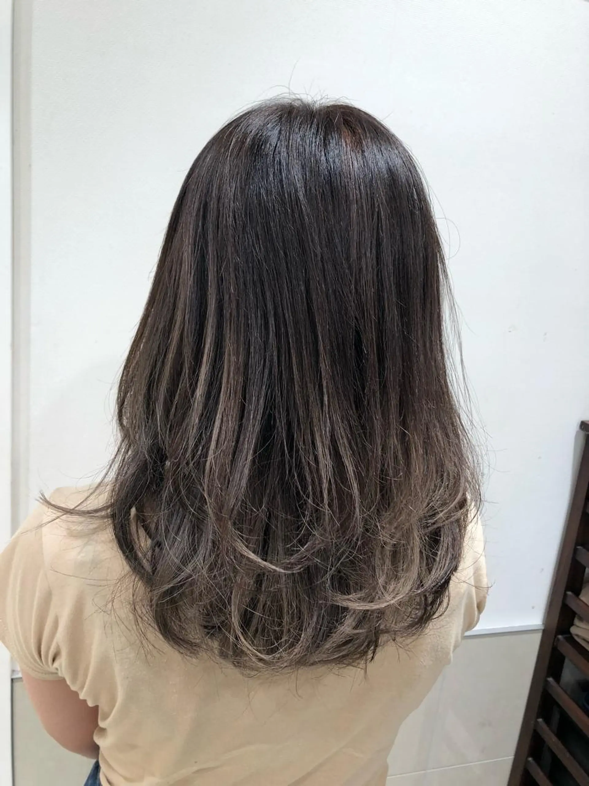 ミディアム カラー バレイヤージュ グレージュ レイヤーカット ヘアカラー 宮下 愛璃紗のヘアスタイル