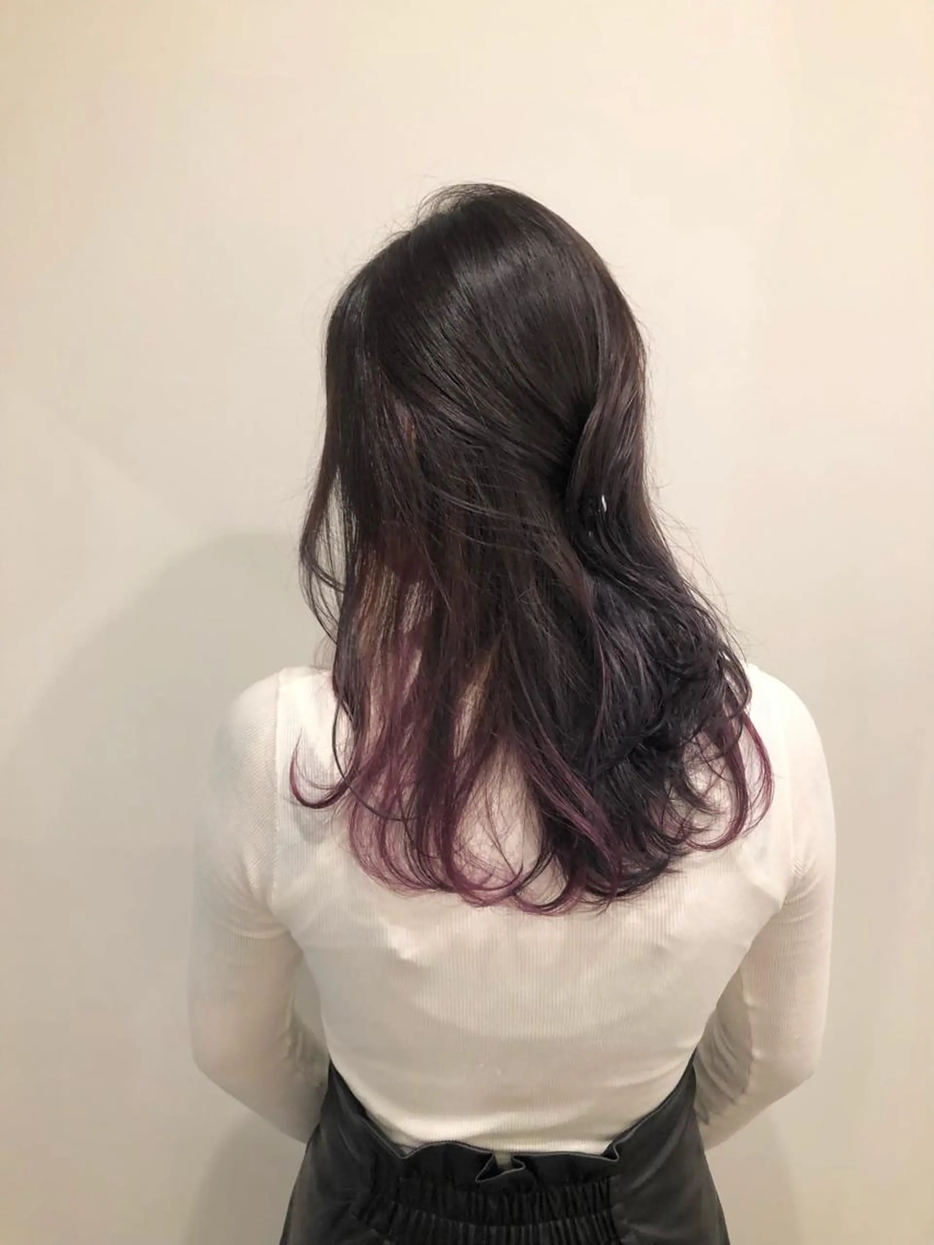 セミロング カラー インナーカラー ラベンダーカラー ヘアカラー 透け感カラー🫧 加納トモヒロのヘアスタイル