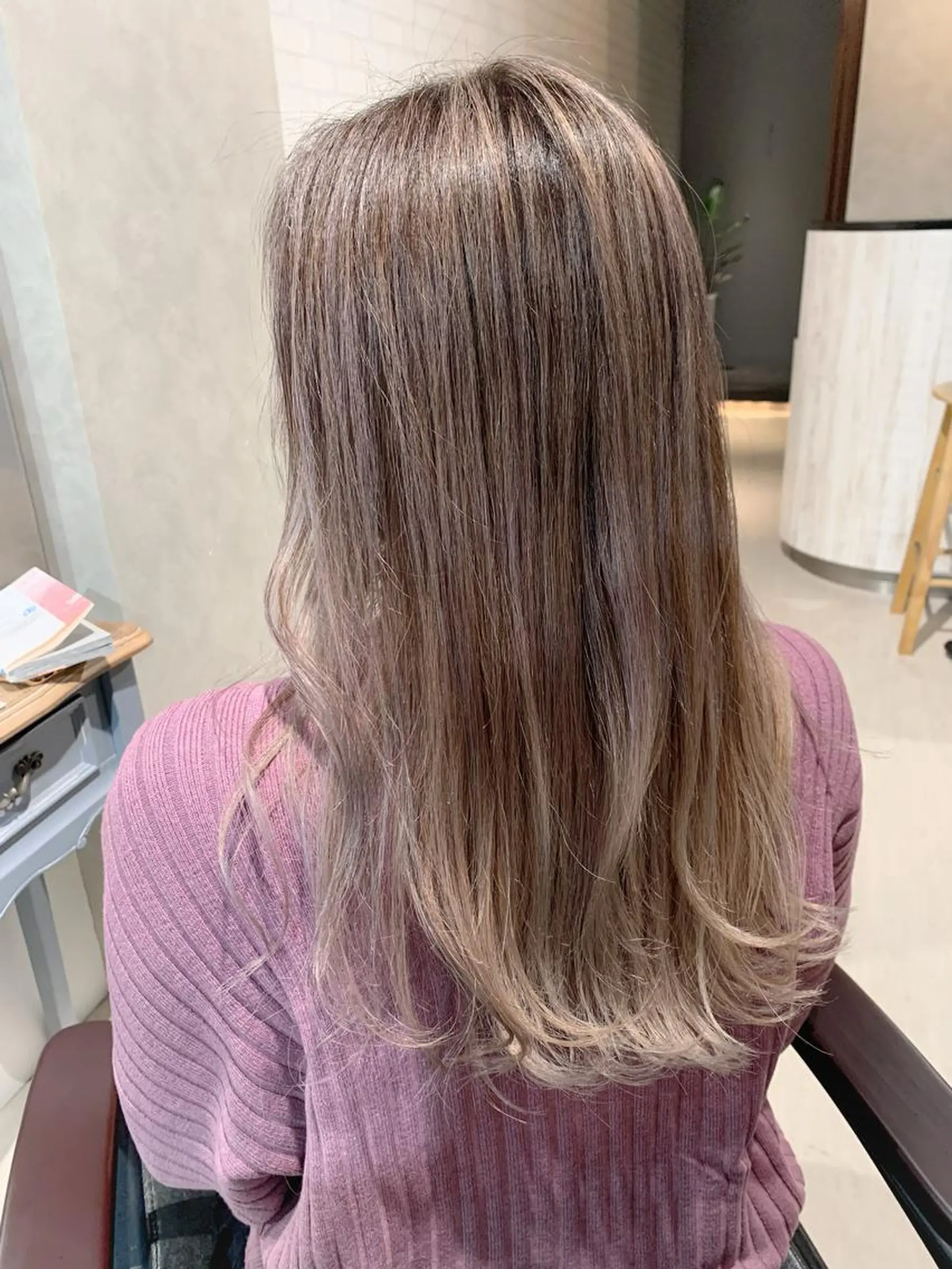 ロング カラー ブロンド ハイライトカラー ホワイトブロンド ハイライト EMANON天神所属・Hitomi Ezakiのヘアスタイル