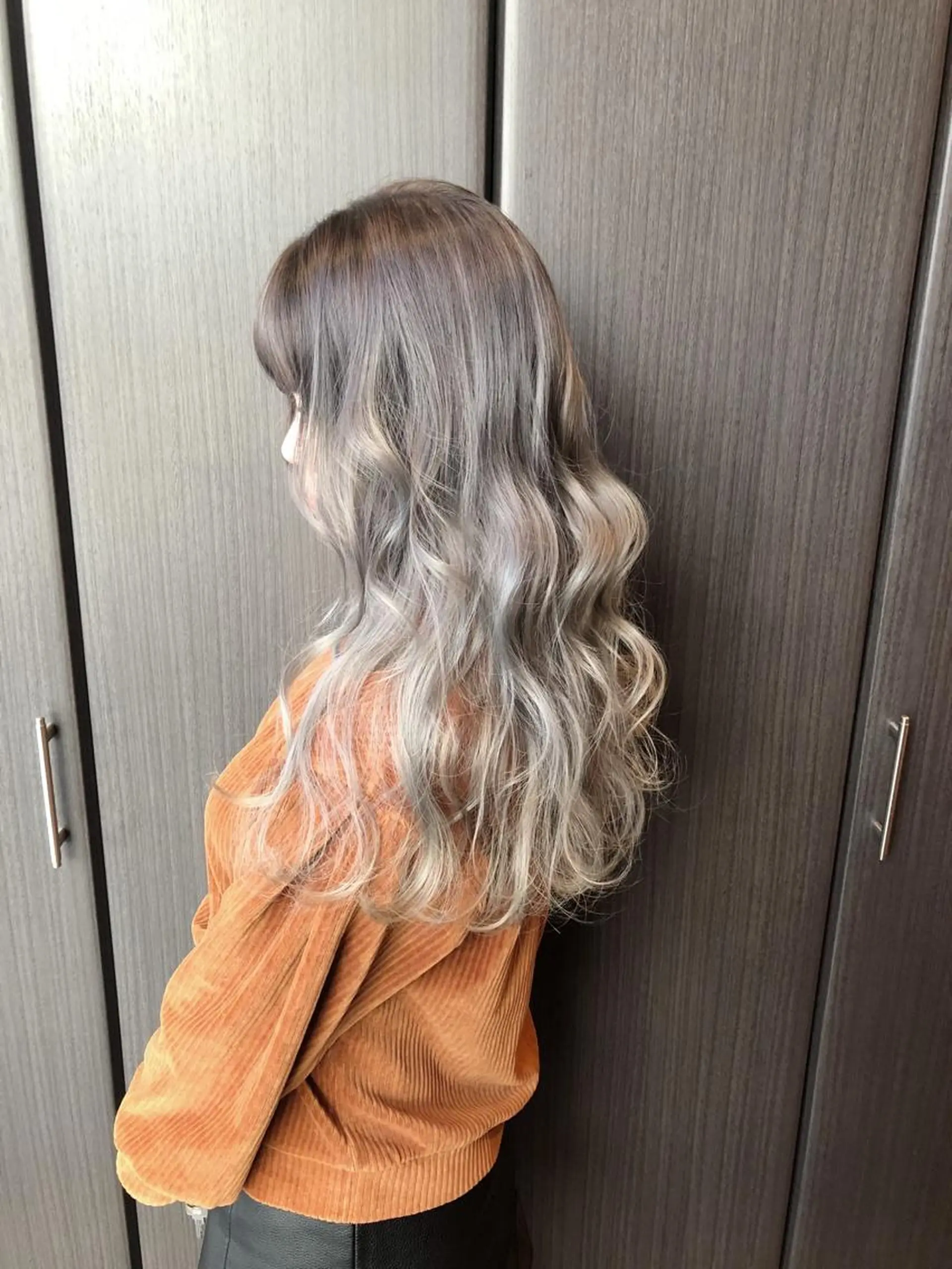 セミロング カラー ブリーチ 透明感カラー グレージュ ヘアカラー 渡邊 直輝のヘアスタイル