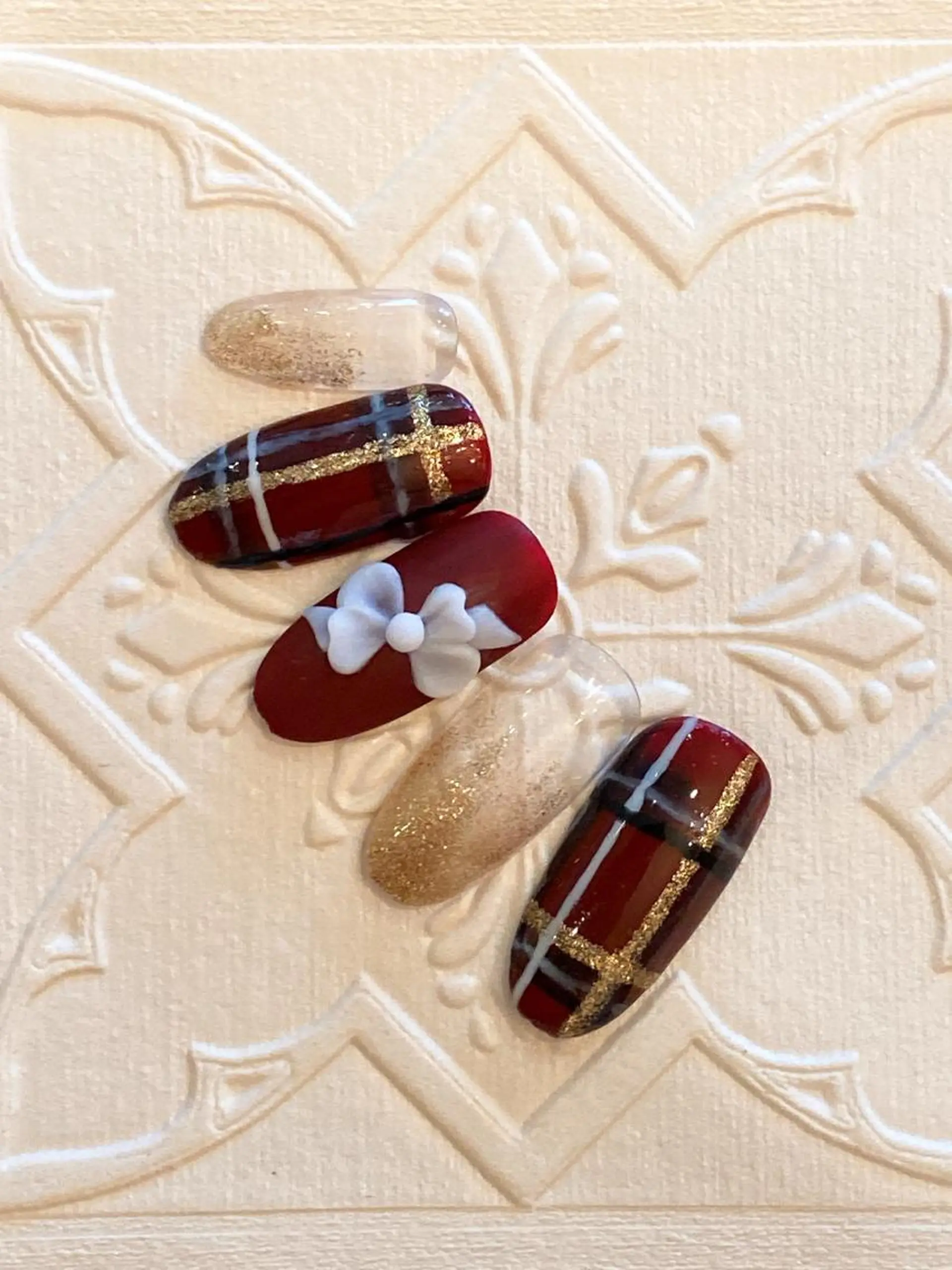 ネイル 冬ネイル クリスマス ネイル ティアラのネイルデザイン