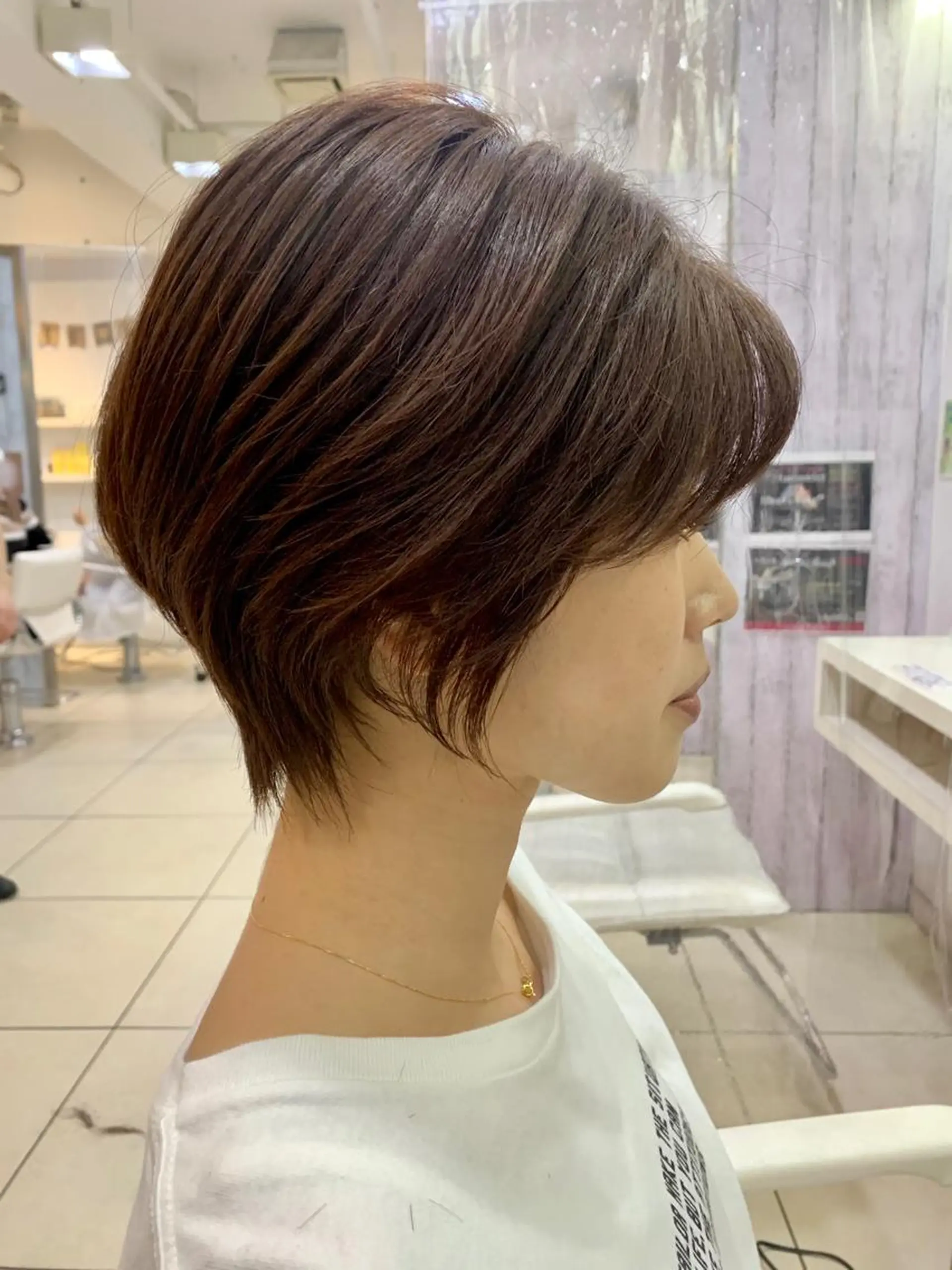 ショート くびれヘア ショートヘア コテ巻き風パーマ/ クロスパーマ/久岡のヘアスタイル