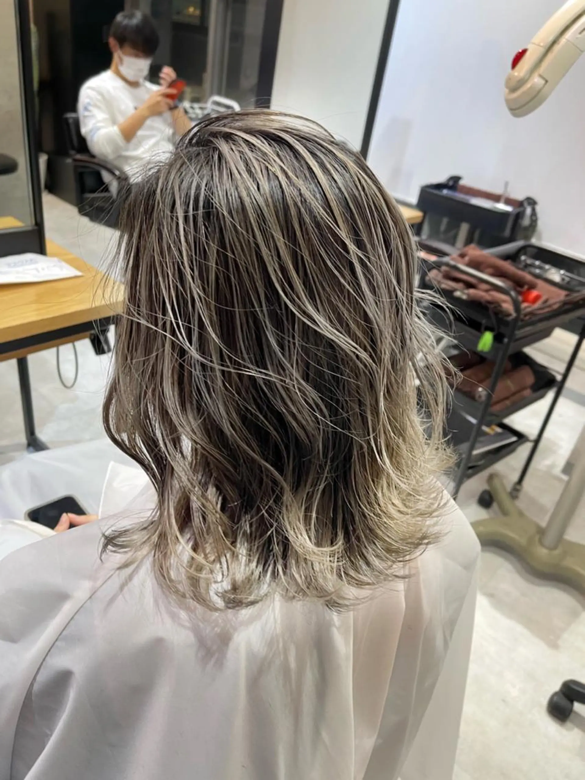 ミディアム カラー バレイヤージュ ハイライトカラー ハイライト レイヤーカット 松井那津子 /ハイライトブリーチのヘアスタイル