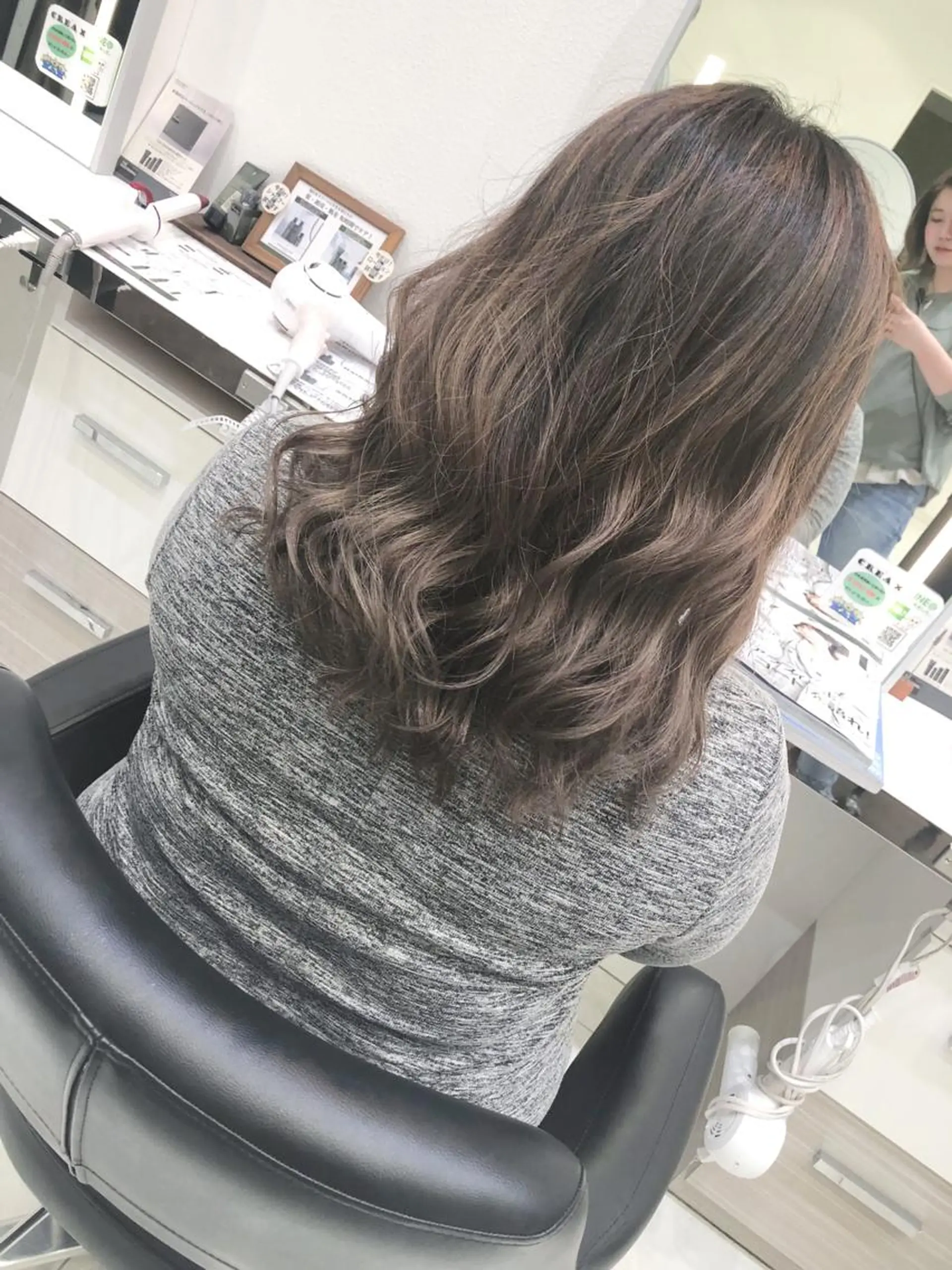 ミディアム カラー 透明感カラー グラデーションカラー ハイライトカラー ハイライト 岸 保奈美のヘアスタイル