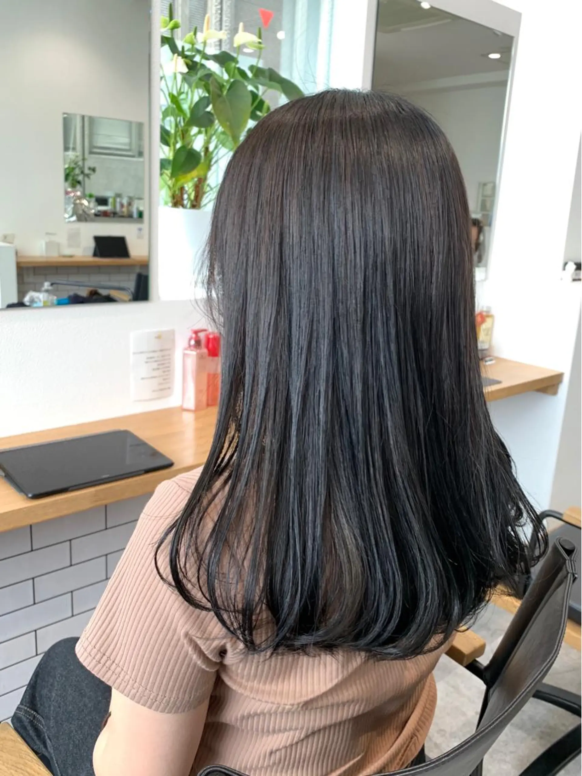 セミロング アッシュ ハイライト レイヤーカット 縮毛矯正 Nishida Ryomaのヘアスタイル