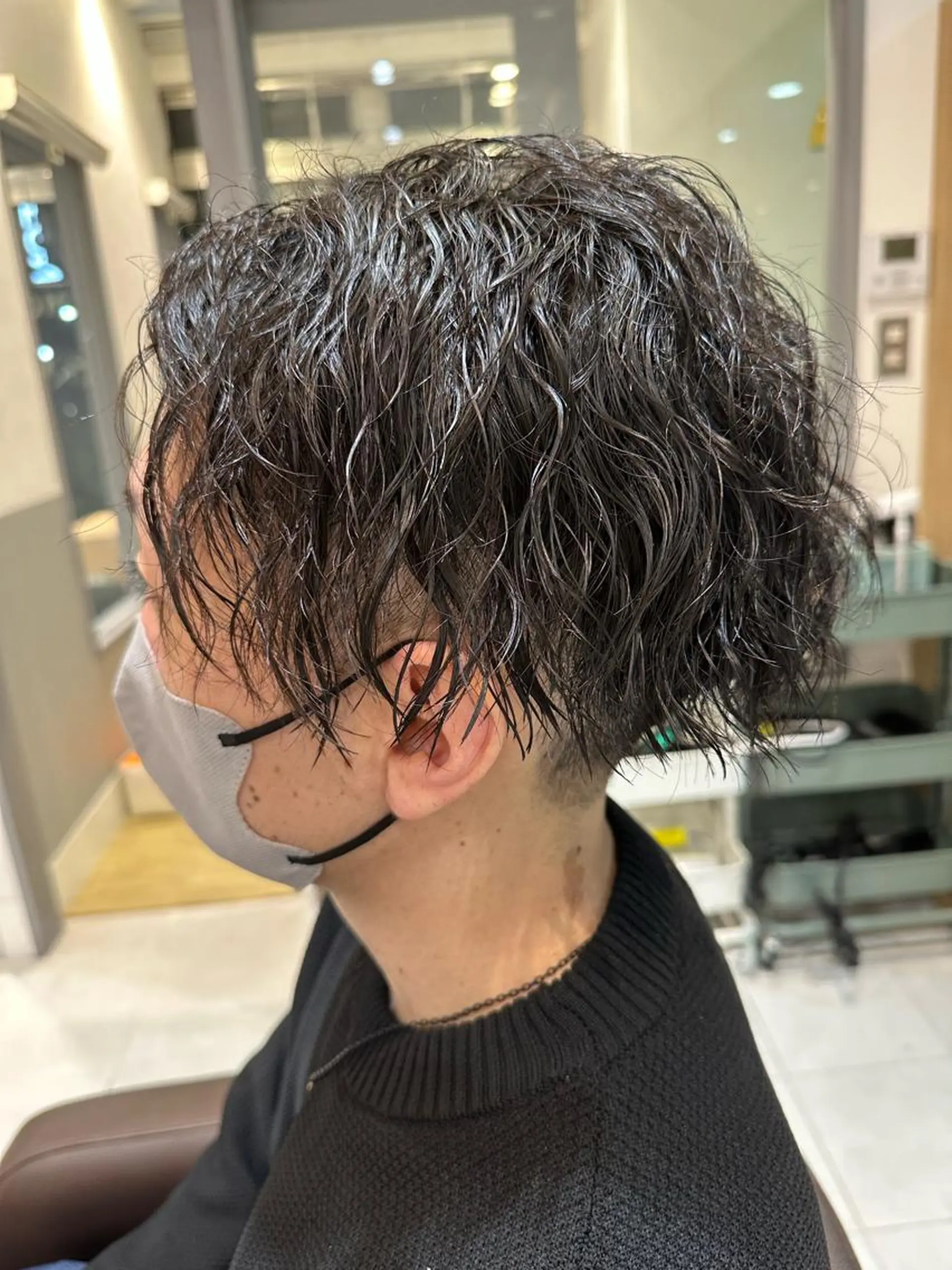 ミディアム パーマ メンズ ミディアムパーマ フェードカット メンズパーマ ツイストスパイラルパーマ 波巻きパーマ 💈メンズ特化 美容師サキ💈のヘアスタイル