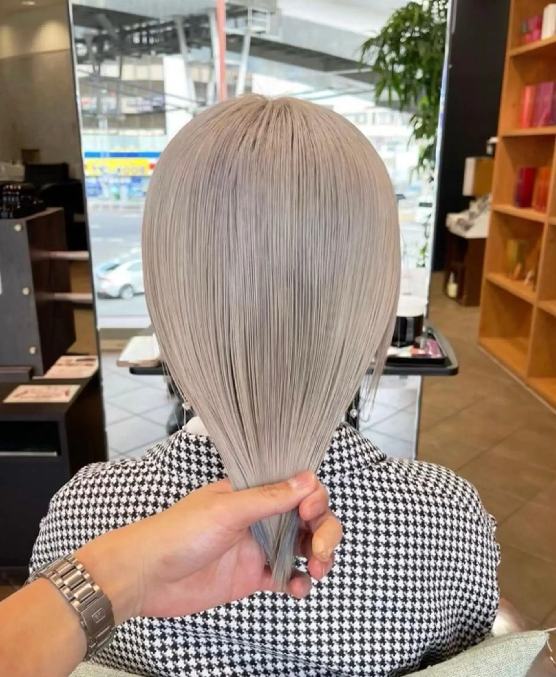 ミディアム カラー パーマ ヘアアレンジ メンズ キッズ ネイル マツエク・マツパ アイブロウ ショートボブ ミディアムパーマ メンズバレイヤージュ メンズブリーチ メンズハイライト Eirデザイナーズ サロン茶屋町tomoのヘアスタイル