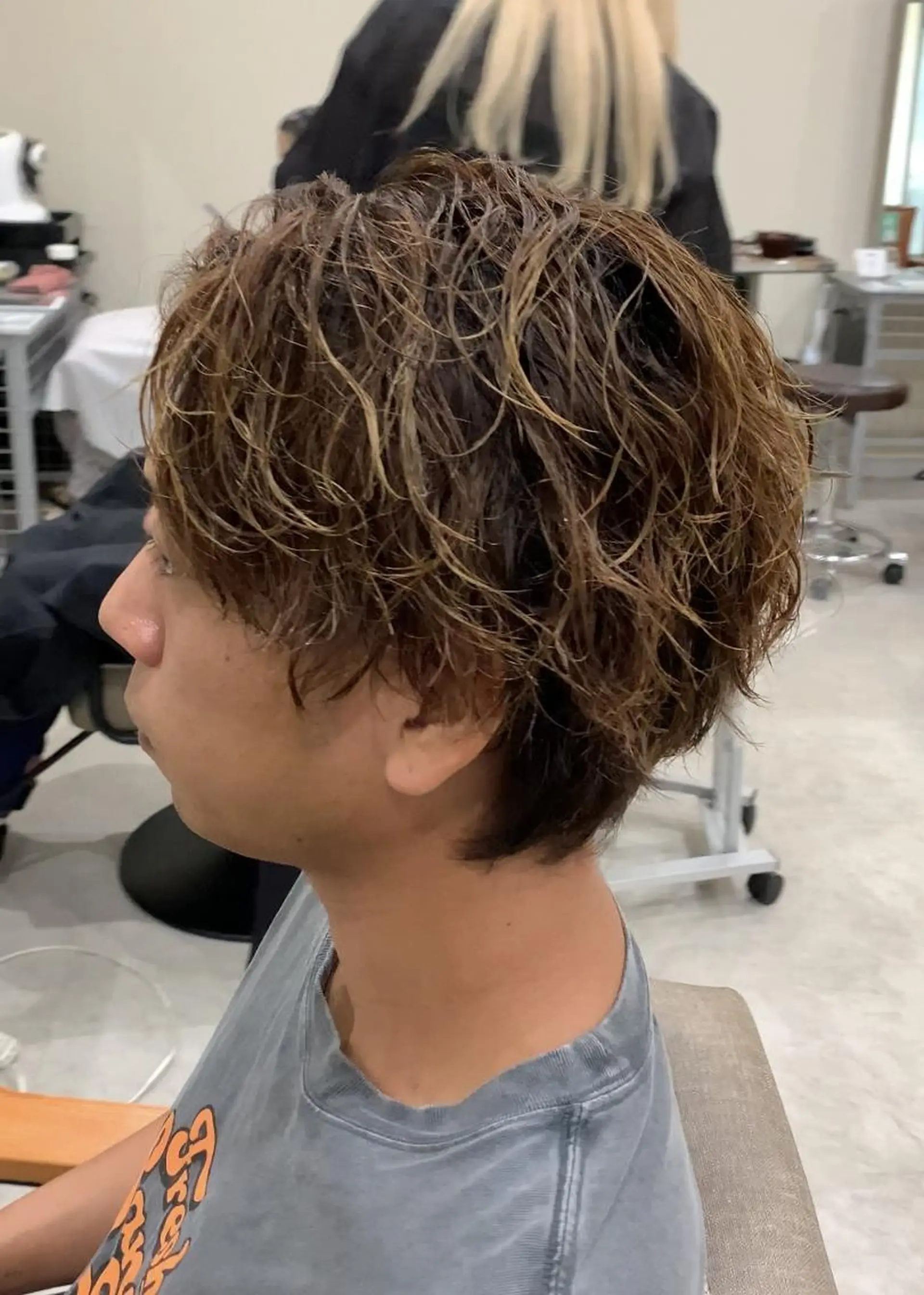 ショート メンズ パーマ アップバング メンズブリーチ センターパート フェードカット メンズハイライト カット ヘアカラー パーマ トリートメント クセを最大限に活かす メンズパーマ奈良大祐のヘアスタイル
