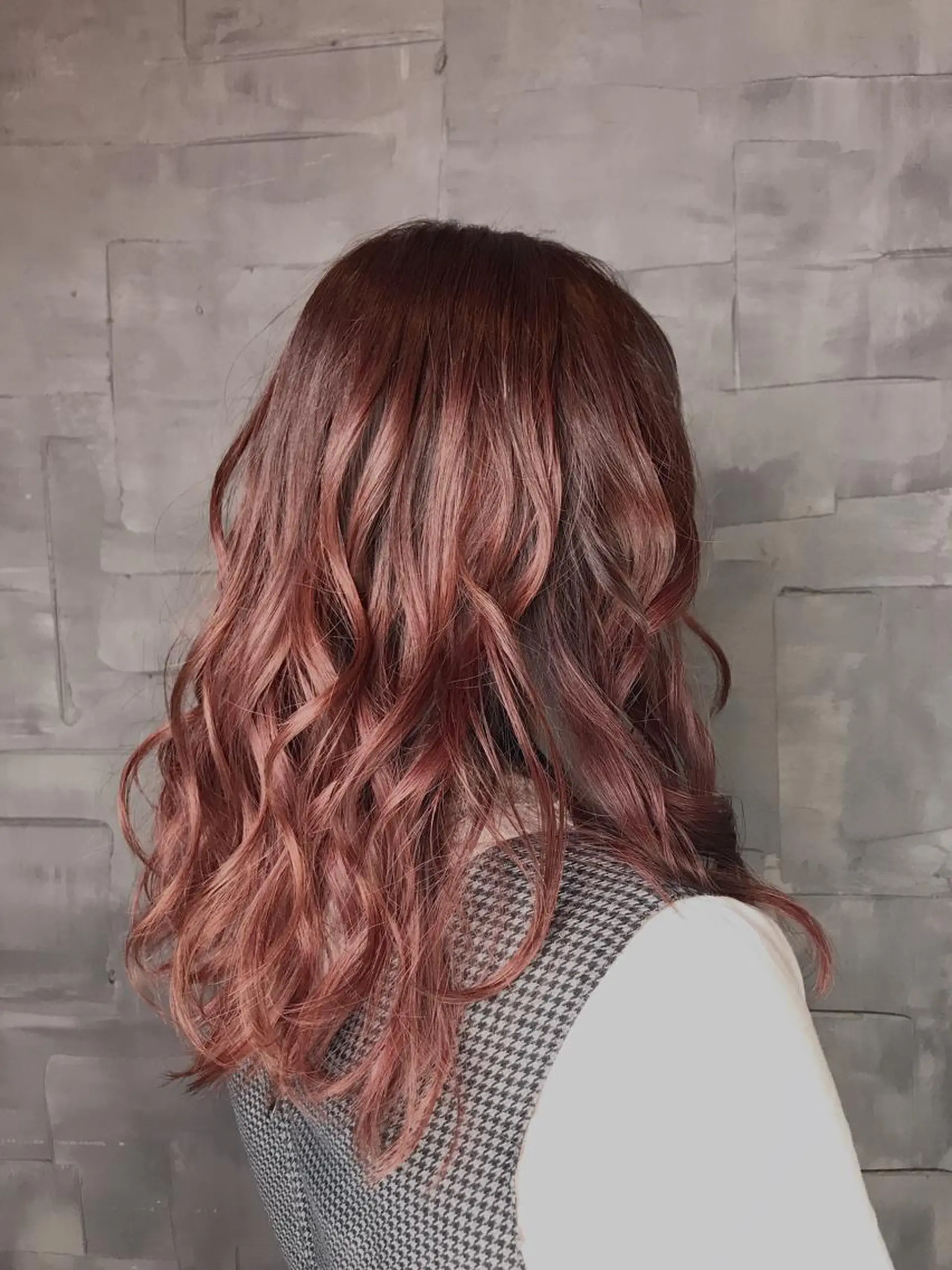 セミロング 🌈インナーカラー 手塚直生のヘアスタイル