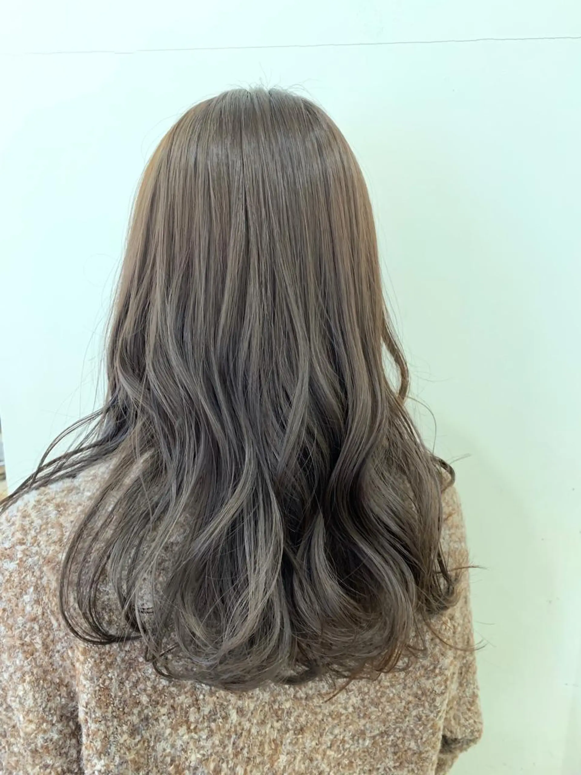 ロング カラー 透明感カラー グレージュ ハイライトカラー 外国人風カラー ハイライト カット ヘアカラー トリートメント ぱつっとボブ/ 小野あかねのヘアスタイル