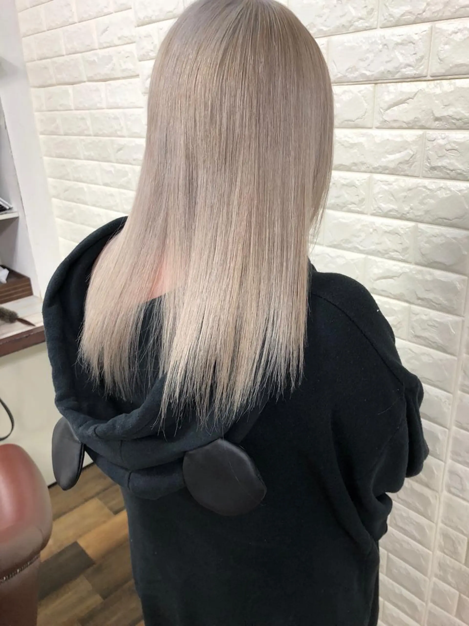 セミロング カラー ベージュカラー ブリーチ ケアブリーチ ホワイトベージュ ヘアカラー トリートメント famille所属・famille ファミーユのヘアスタイル