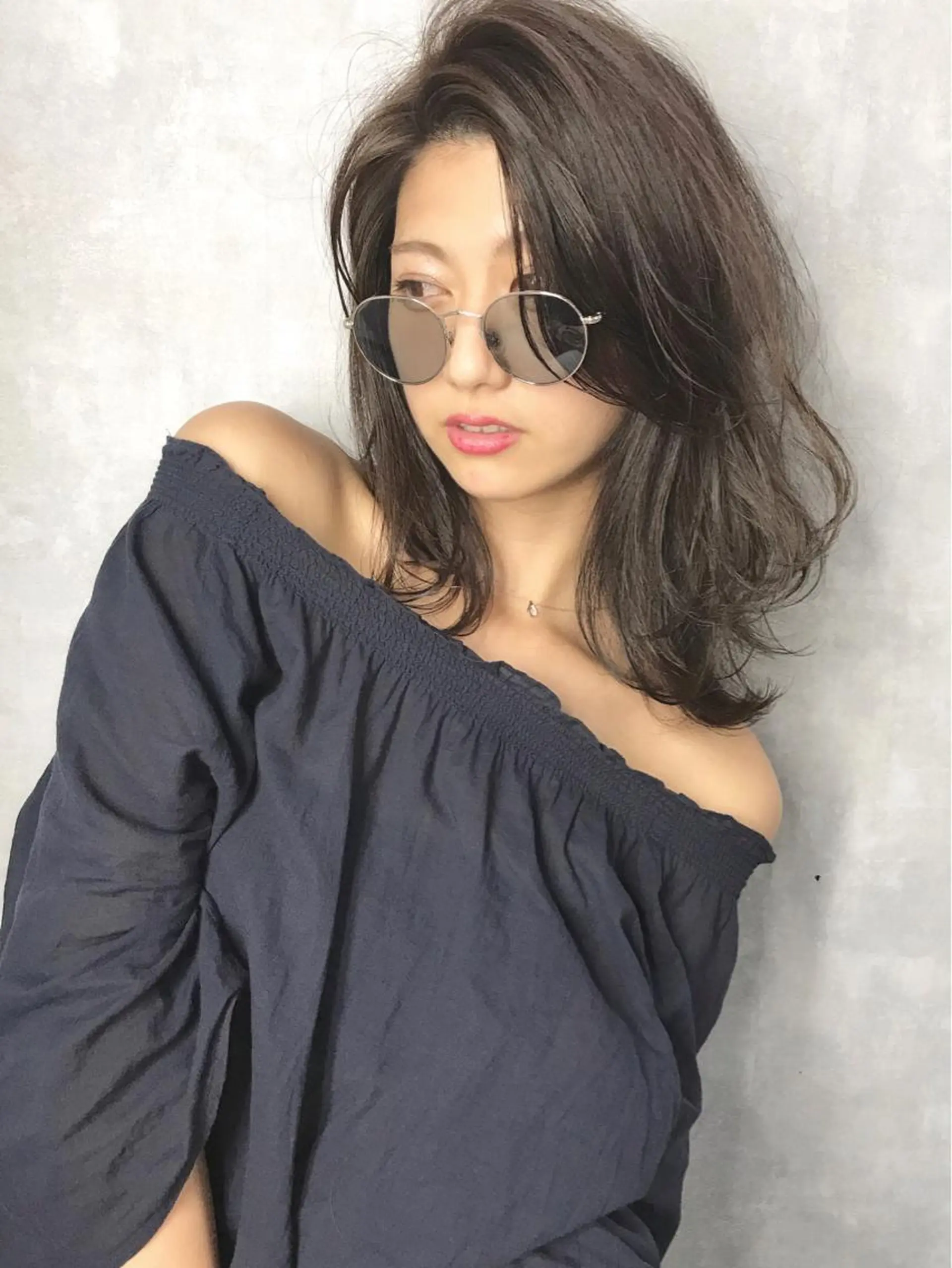 ミディアム カラー アッシュ ベージュカラー TOMOYAレイヤー ブリーチ縮毛矯正のヘアスタイル