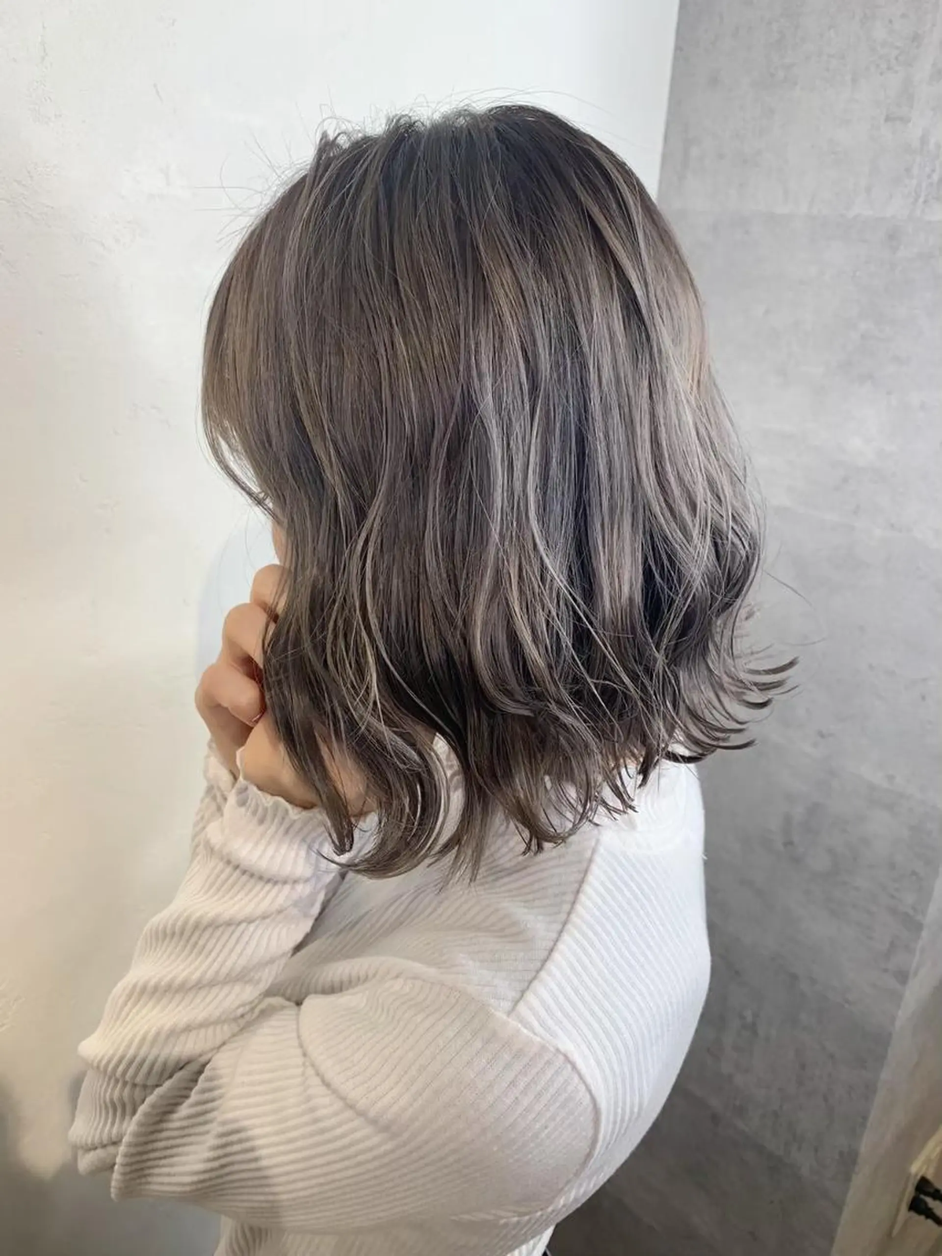 ミディアム ボブ 斜めバング 外国人風カラー 伸ばしかけ ハイライト カット ヘアカラー トリートメント ＿WHITE鳳店 アンダーバーホワイトのヘアスタイル