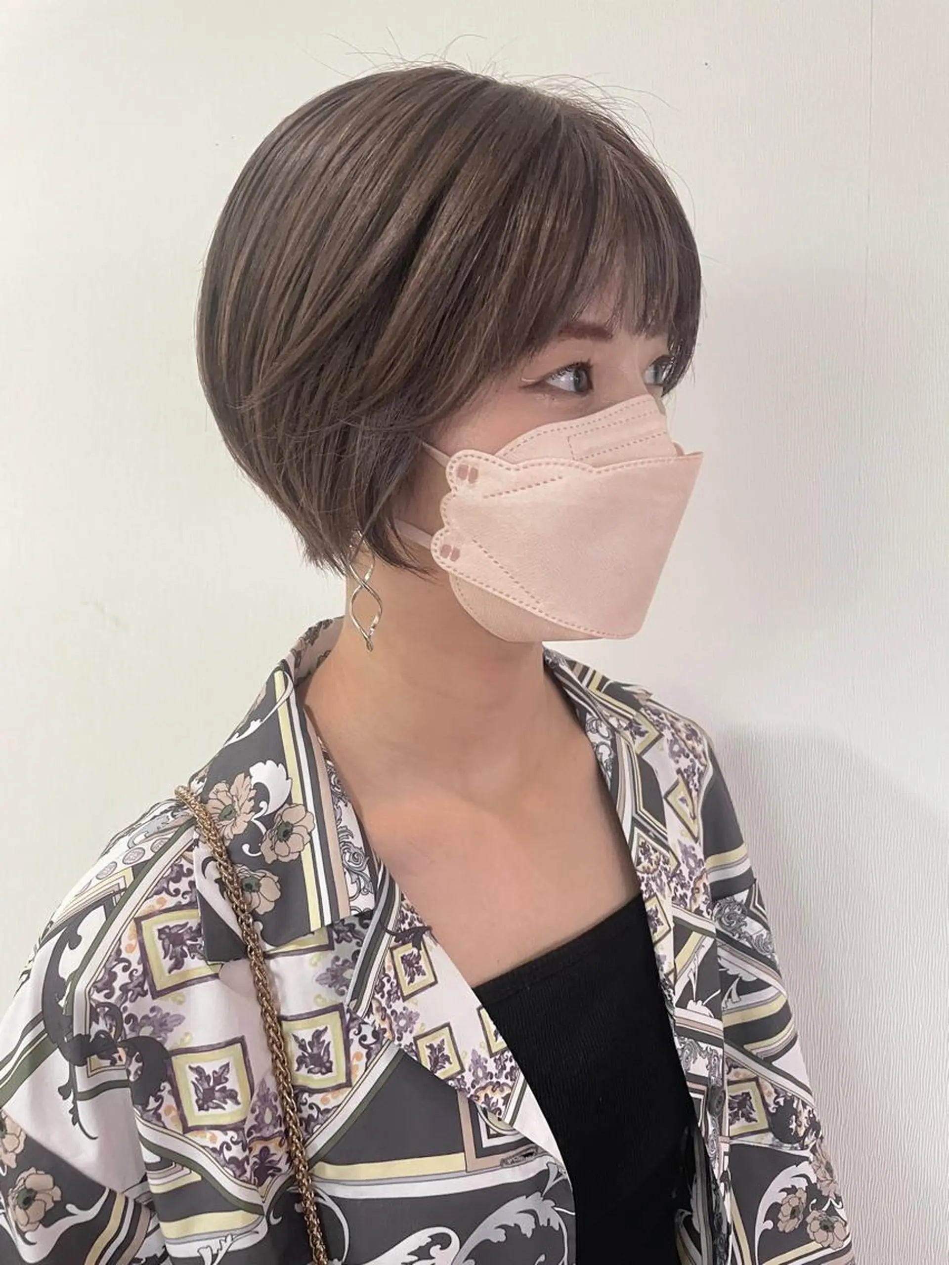 ショート カラー 三浦 瑠璃のヘアスタイル