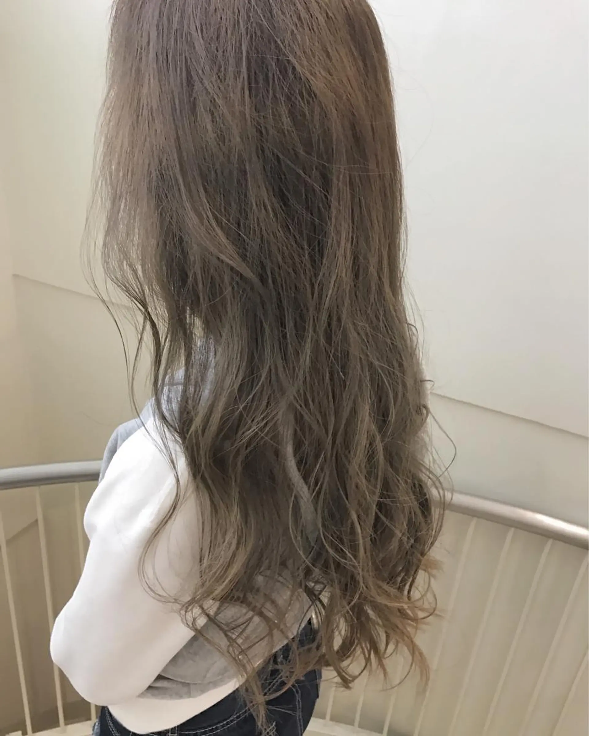 ロング カラー アッシュ ベージュカラー AILEE所属・ウルフカット レイヤーカット上柿のヘアスタイル