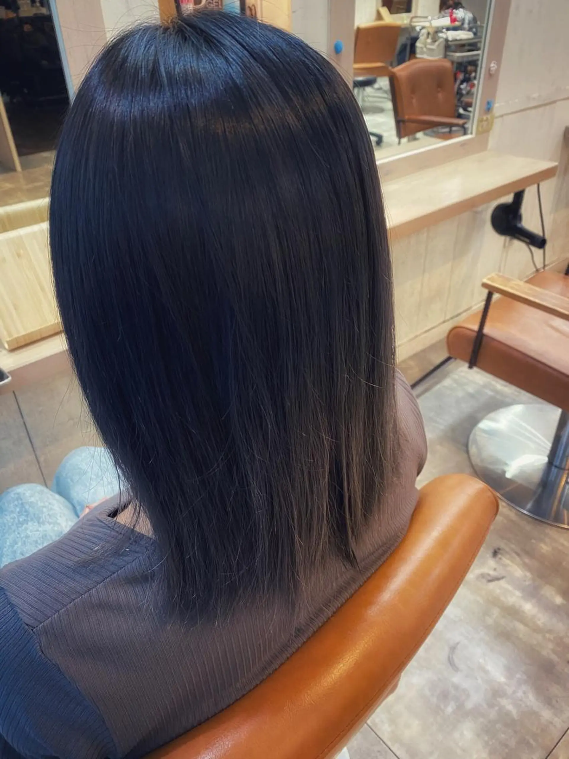 ミディアム カラー 黒髪 ブルーカラー ブルーブラック グラデーションカラー シルバー 米林 遼のヘアスタイル