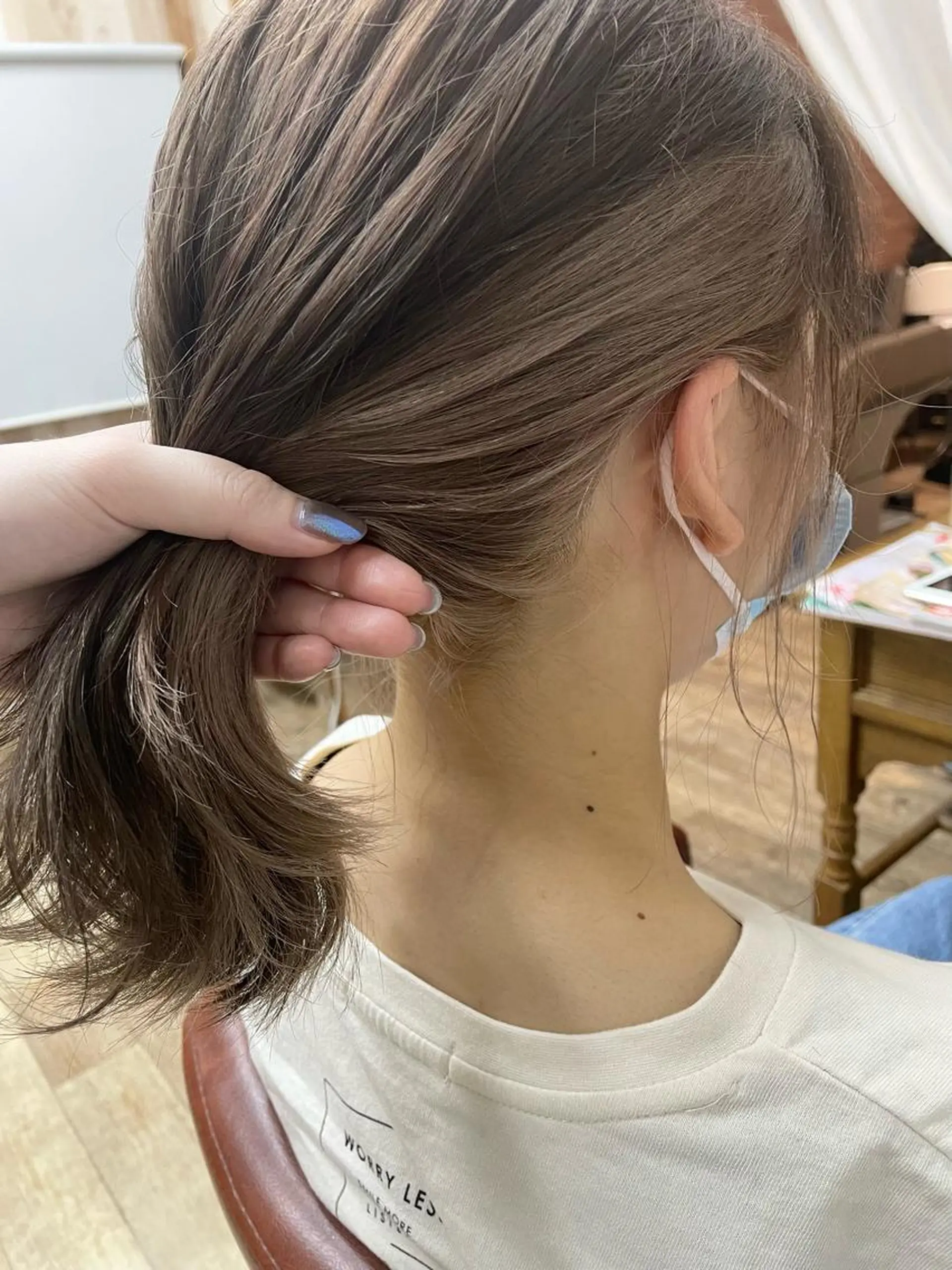 ミディアム カラー ベージュカラー ブリーチ ミルクティーベージュ 佐藤 芽依のヘアスタイル