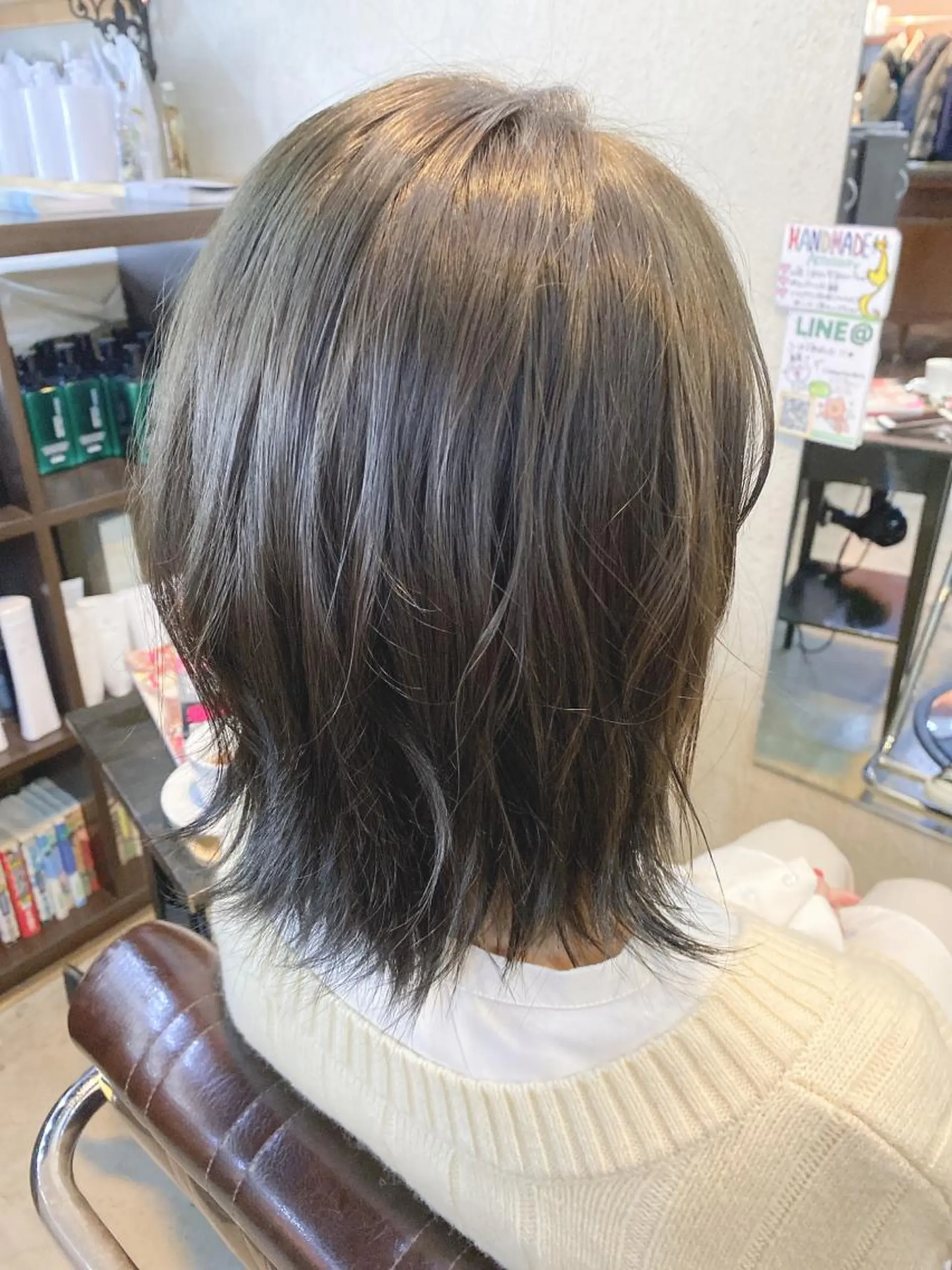 ミディアム カラー ヘアアレンジ グレージュ カーキグレージュ 外ハネヘア カット ヘアカラー 桜田 修未のヘアスタイル