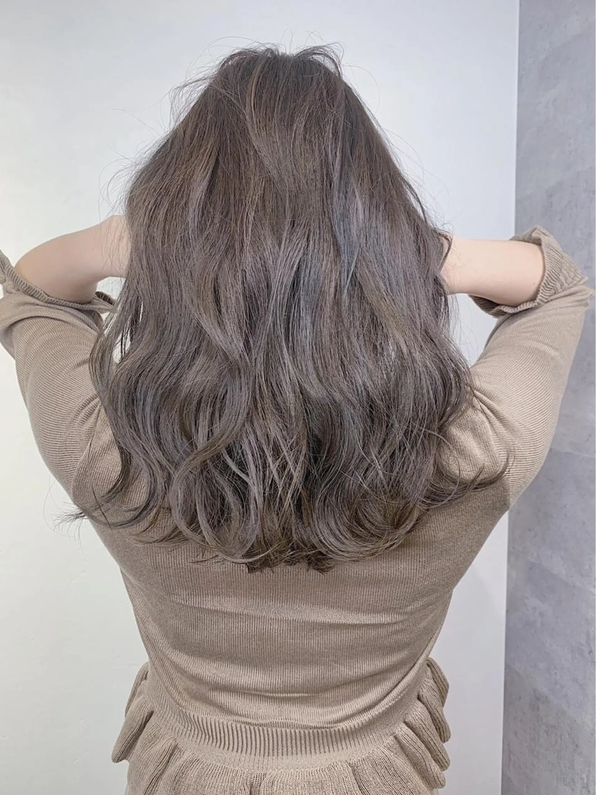 ミディアム カラー パーマ ブリーチ グレージュ ミルクティーグレージュ ブリーチなしカラー カット ヘアカラー トリートメント _ WHITE三宮店のヘアスタイル
