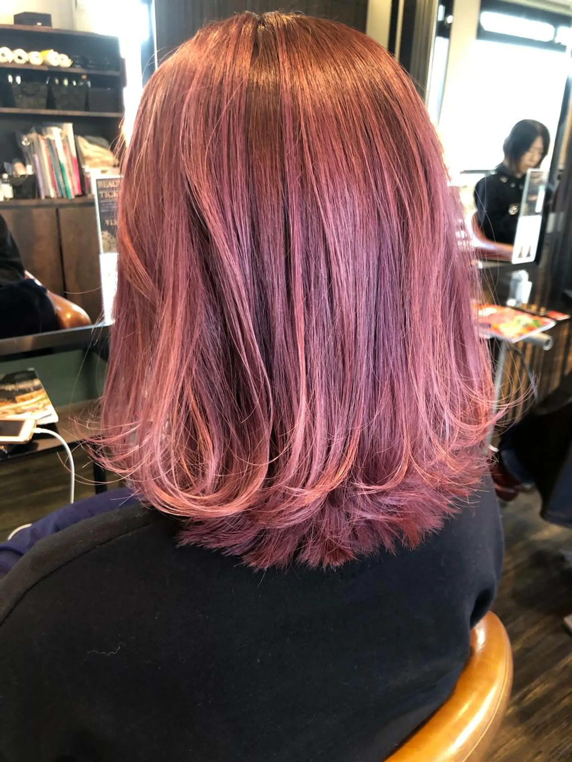 ミディアム カラー ピンクカラー ピンクパープル パープルカラー 西本 夏美のヘアスタイル