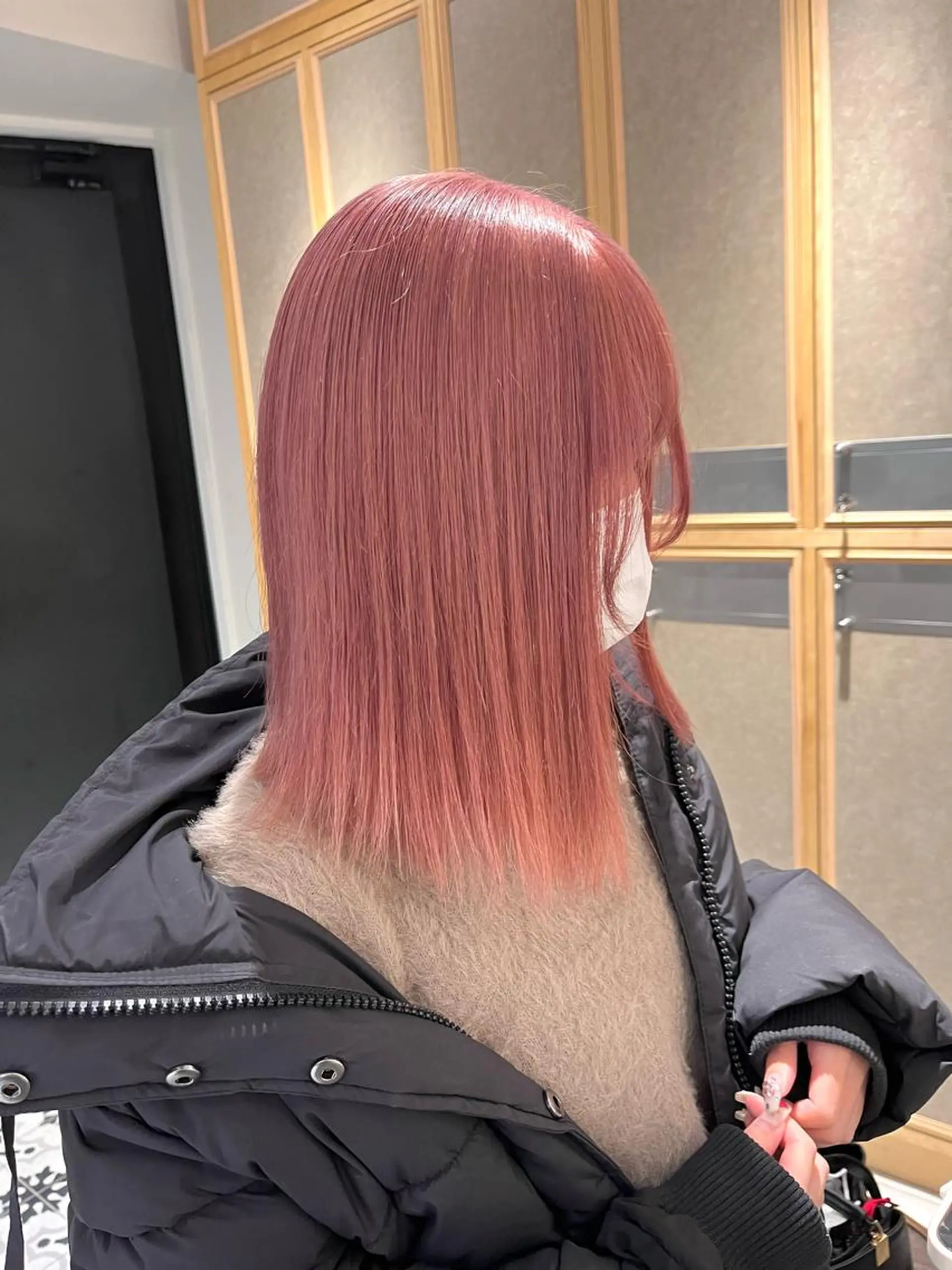 セミロング ヘアカラー トリートメント 淡いハイトーンカラー レイヤーカットゆうかのヘアスタイル