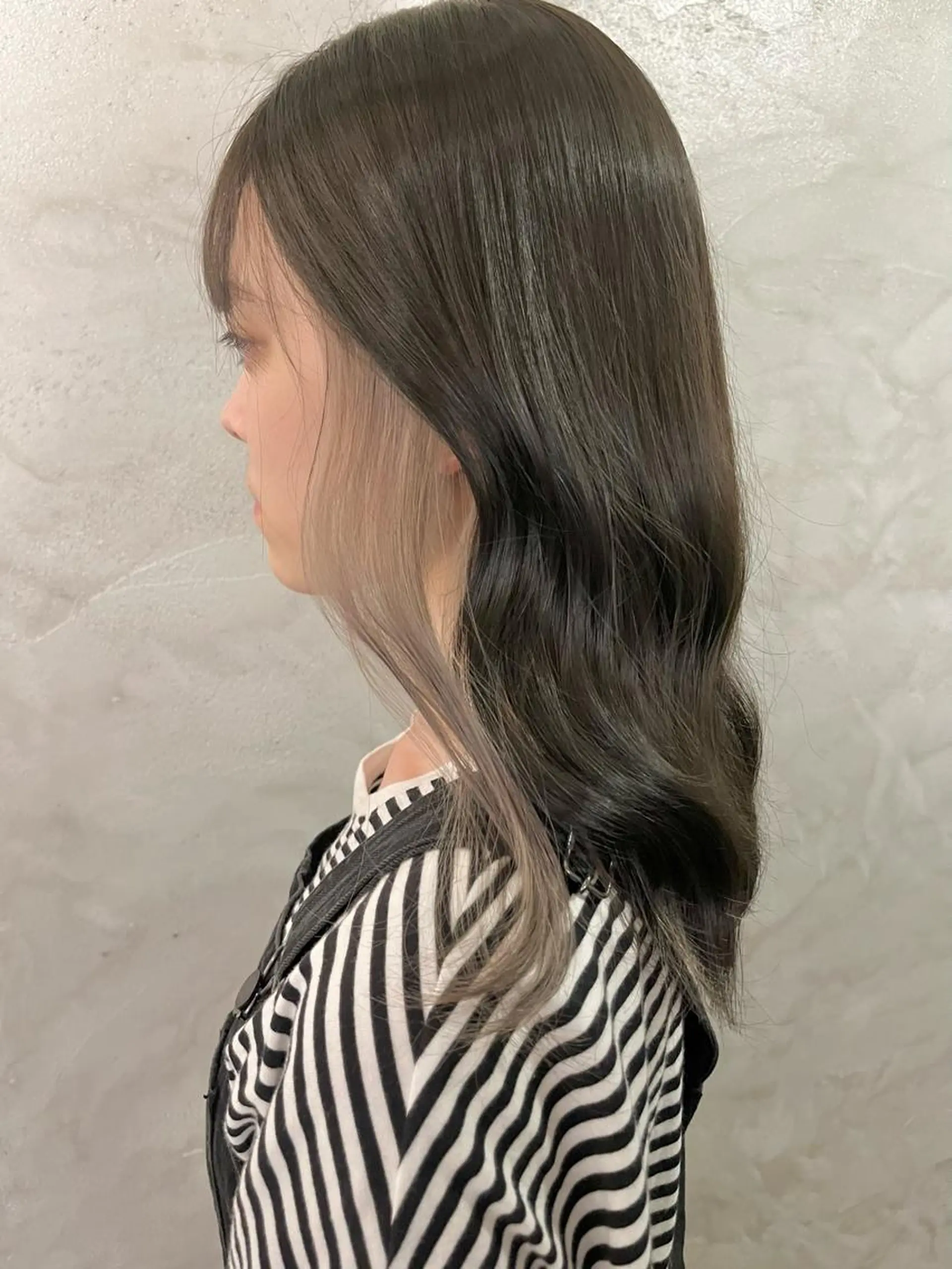 セミロング カラー アッシュ ベージュカラー ミルクティーベージュ ヘアカラー FUJINO RYOのヘアスタイル