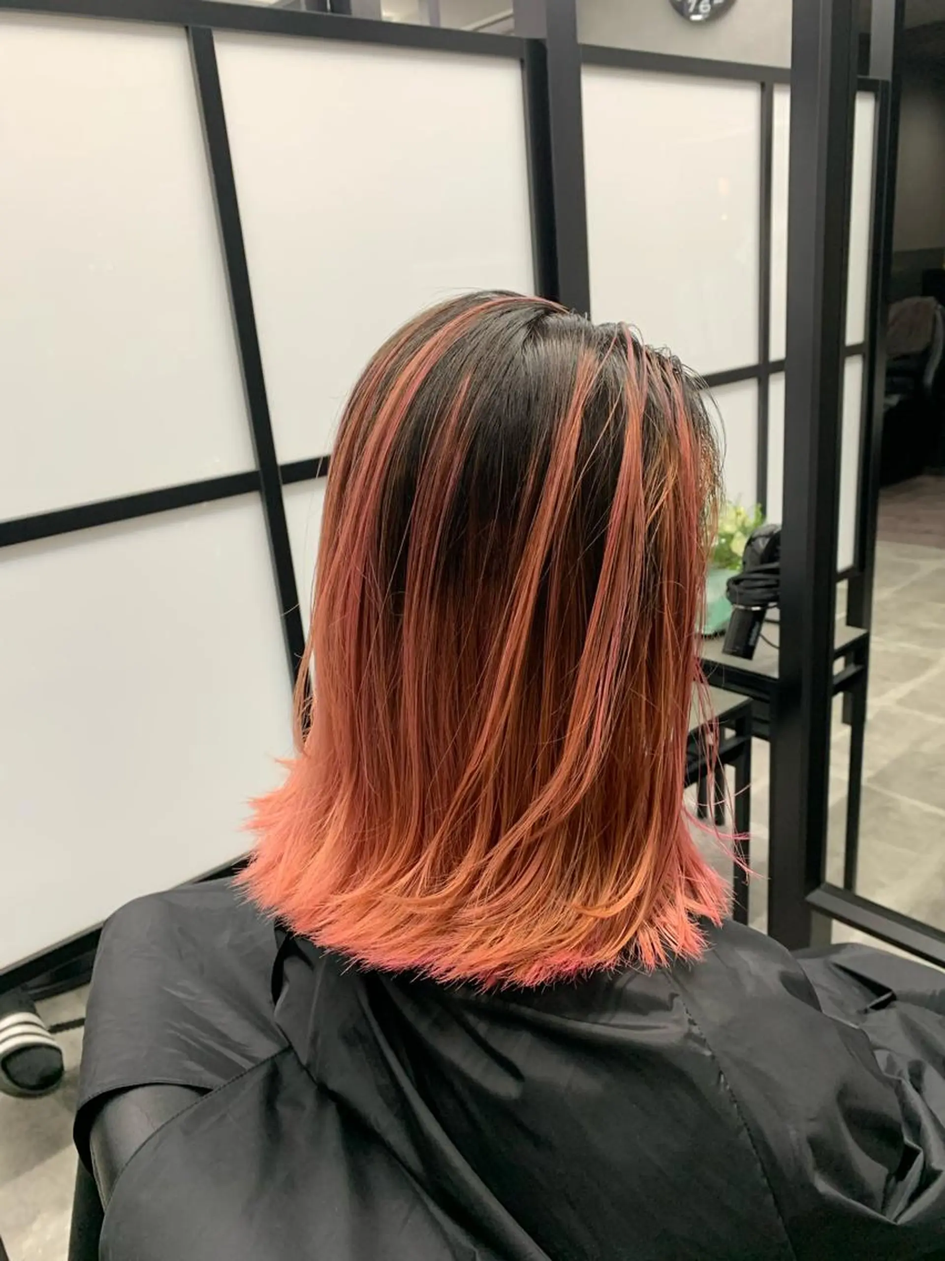 ミディアム カラー バレイヤージュ オレンジ ピンクカラー レイヤーカット ヘアカラー hairworksbadass所属・菊地 旬のヘアスタイル