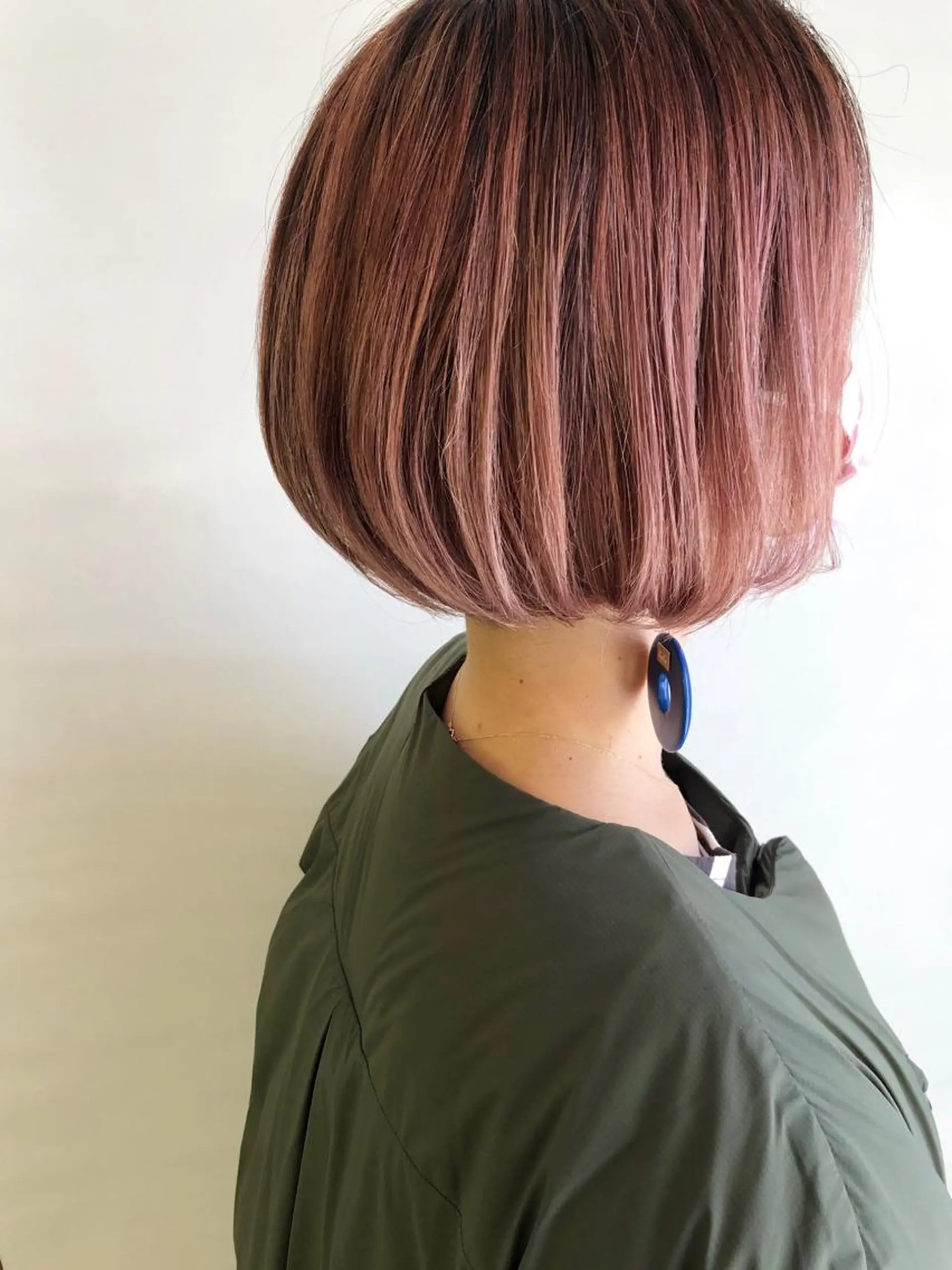 ショート カラー ブリーチ ピンクカラー カット ヘアカラー 齋藤 咲のヘアスタイル