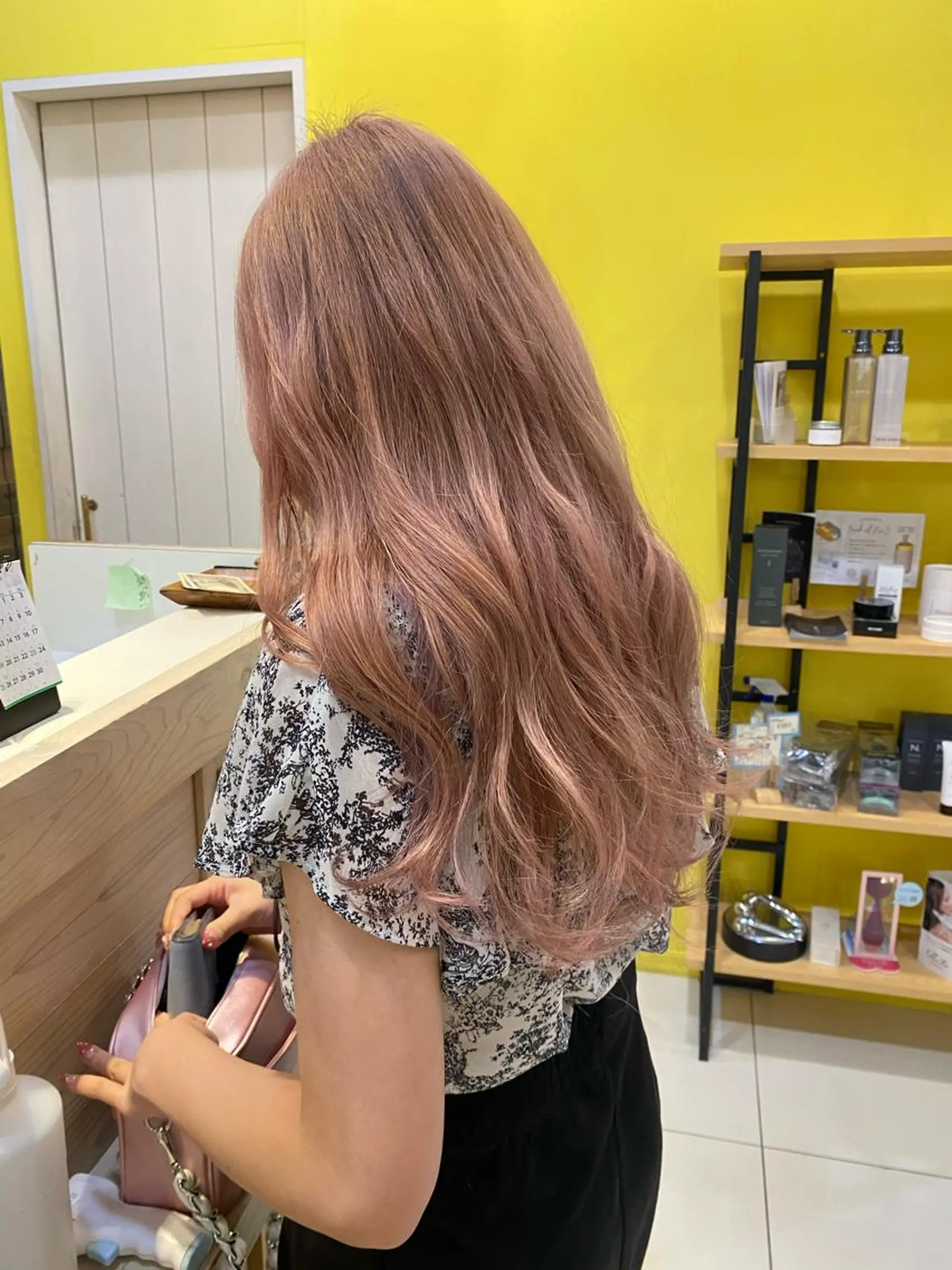 ロング カラー ベージュカラー ピンクカラー ピンクベージュ ヘアカラー トリートメント riho/ブリーチ/ デザインカラー/辻堂のヘアスタイル