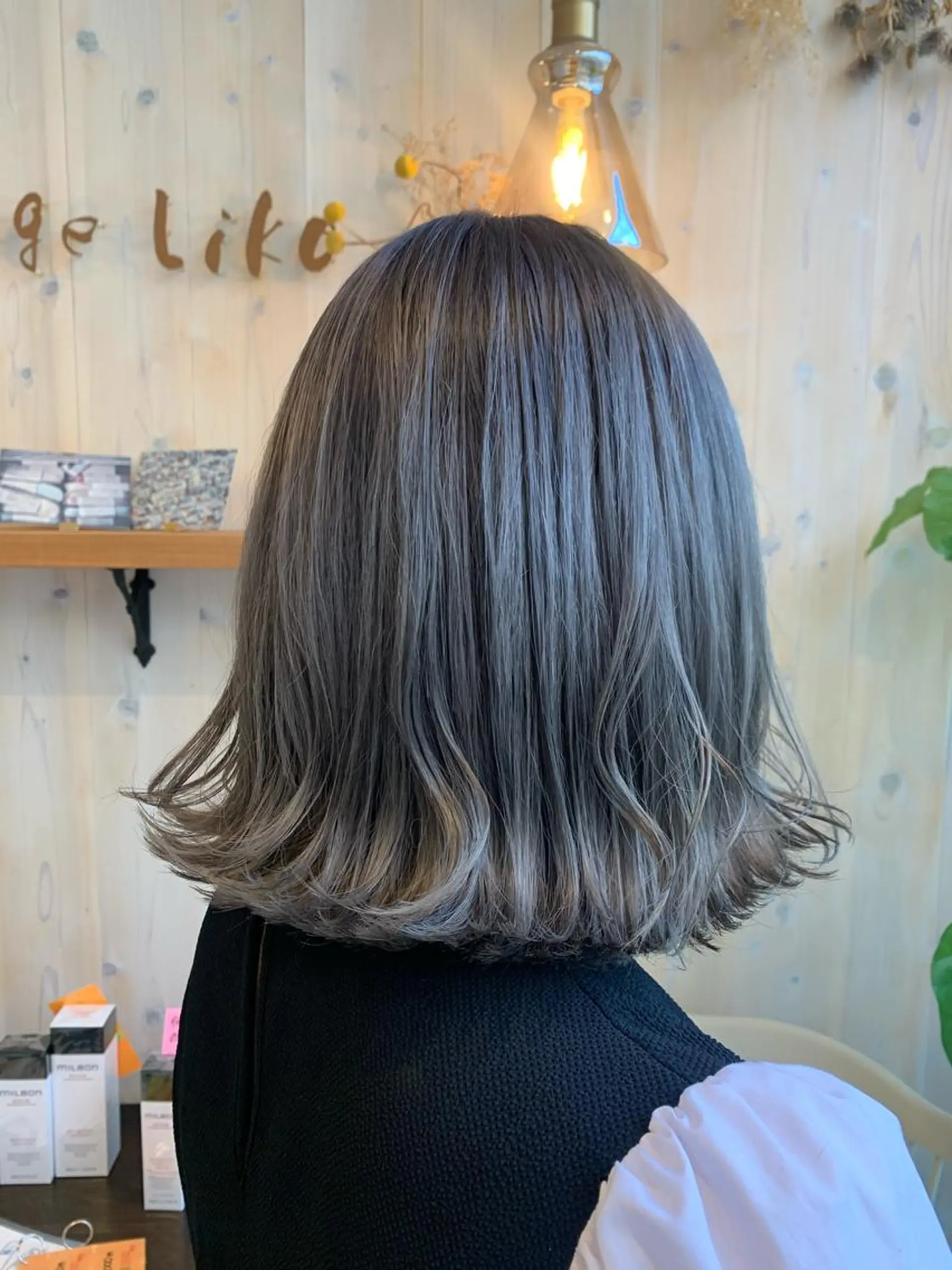 ミディアム カラー 切りっぱなしボブ シルバー ボブ カット ヘアカラー トリートメント アニメオタク美容師✂ miharuのヘアスタイル