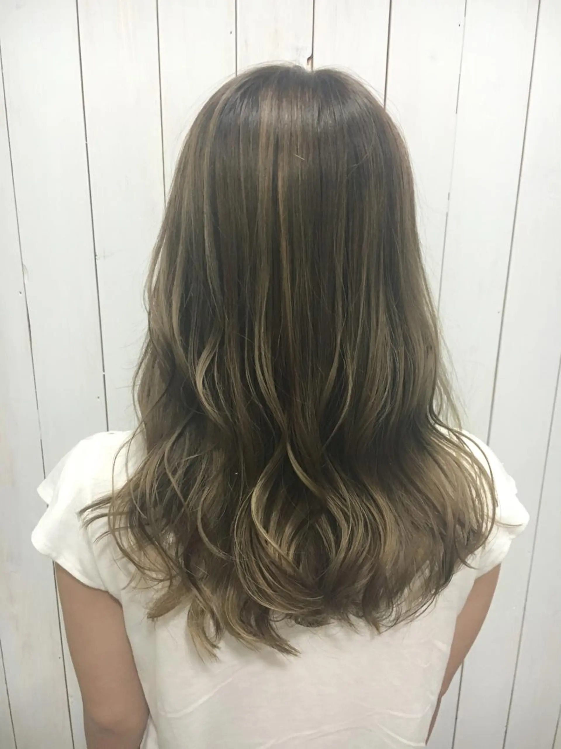 セミロング カラー ブリーチ ブルーカラー グレージュ ハイライトカラー ハイライト 山田 守のヘアスタイル