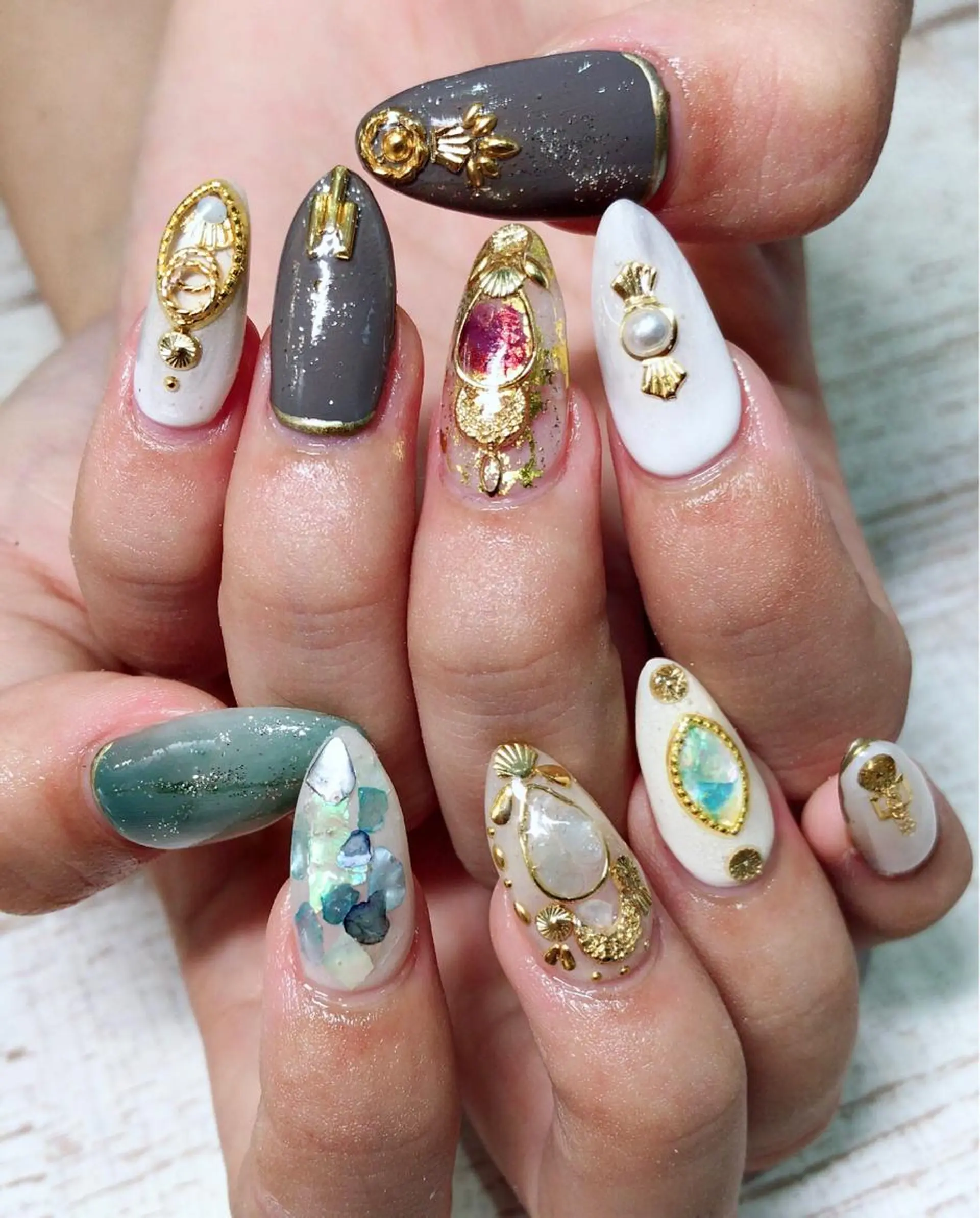 ネイル ストーンネイル Lino+ ネイル&よもぎ蒸しのネイルデザイン